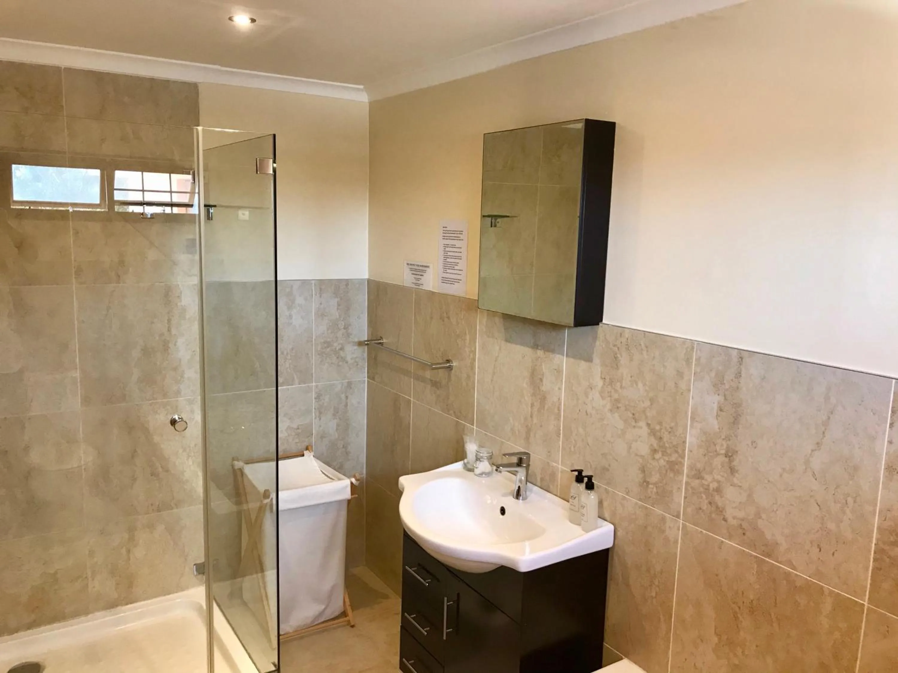 Shower in Sundown Manor Guest House