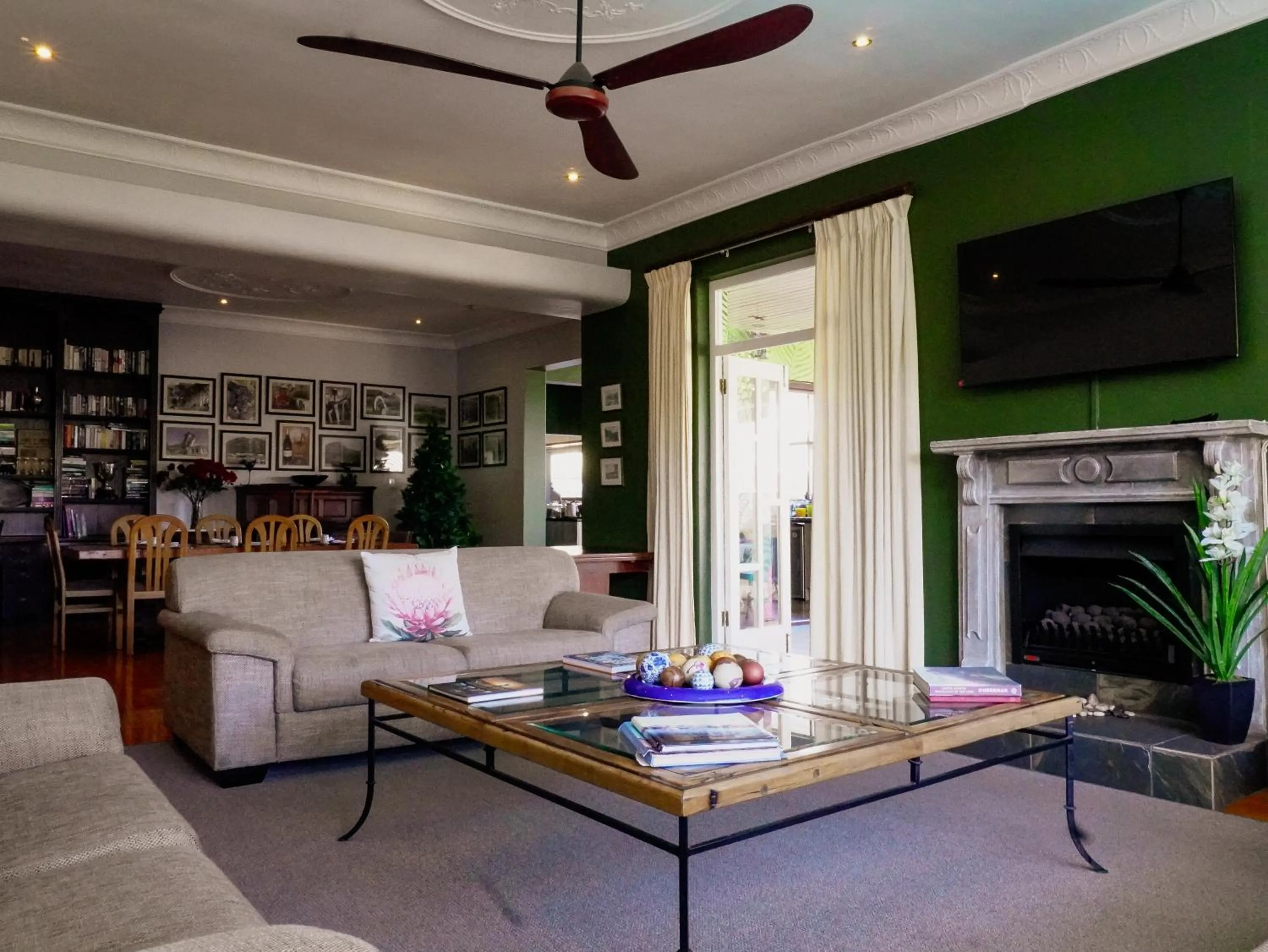 Communal lounge/ TV room in Sundown Manor Guest House