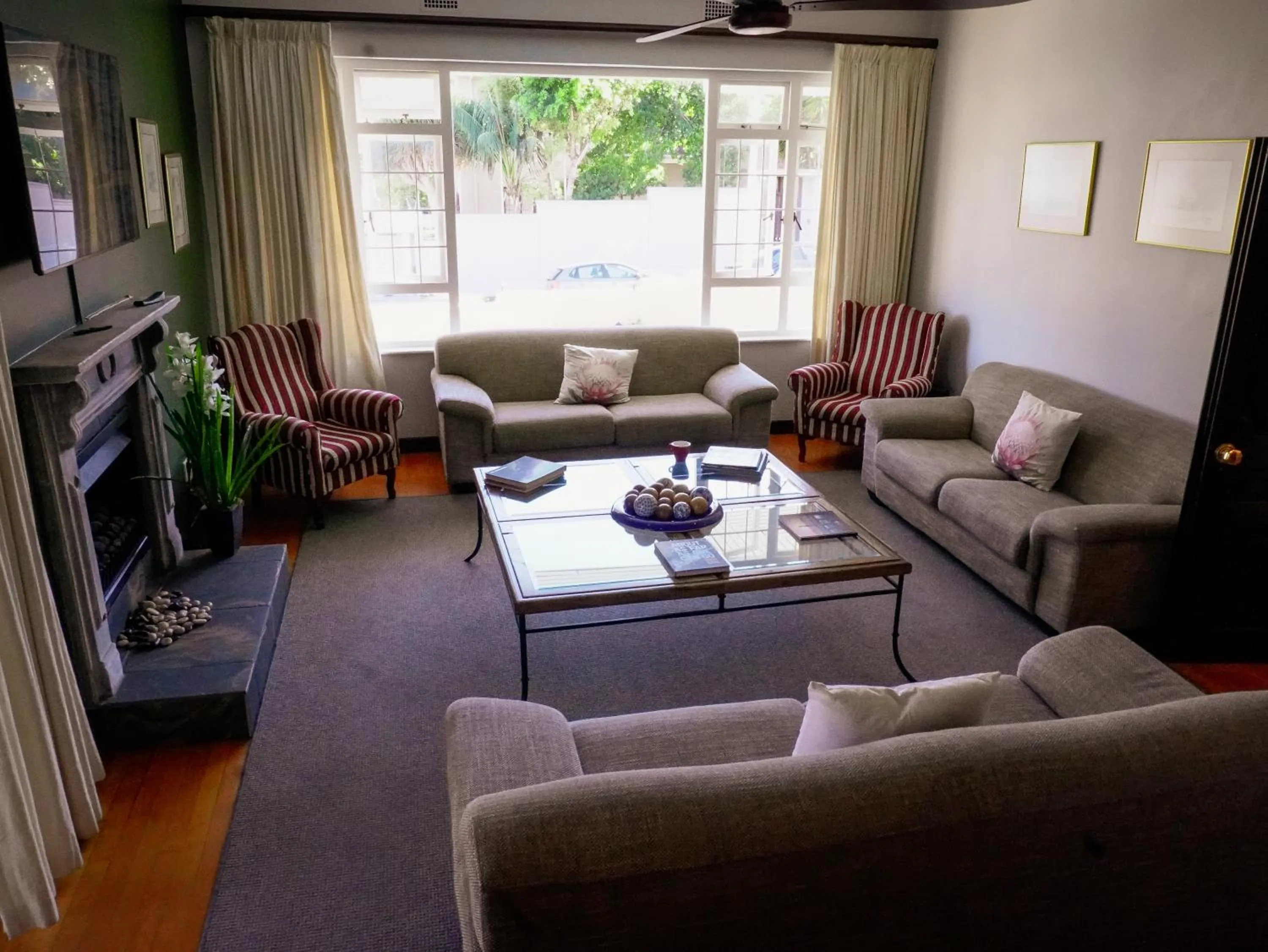 Communal lounge/ TV room in Sundown Manor Guest House