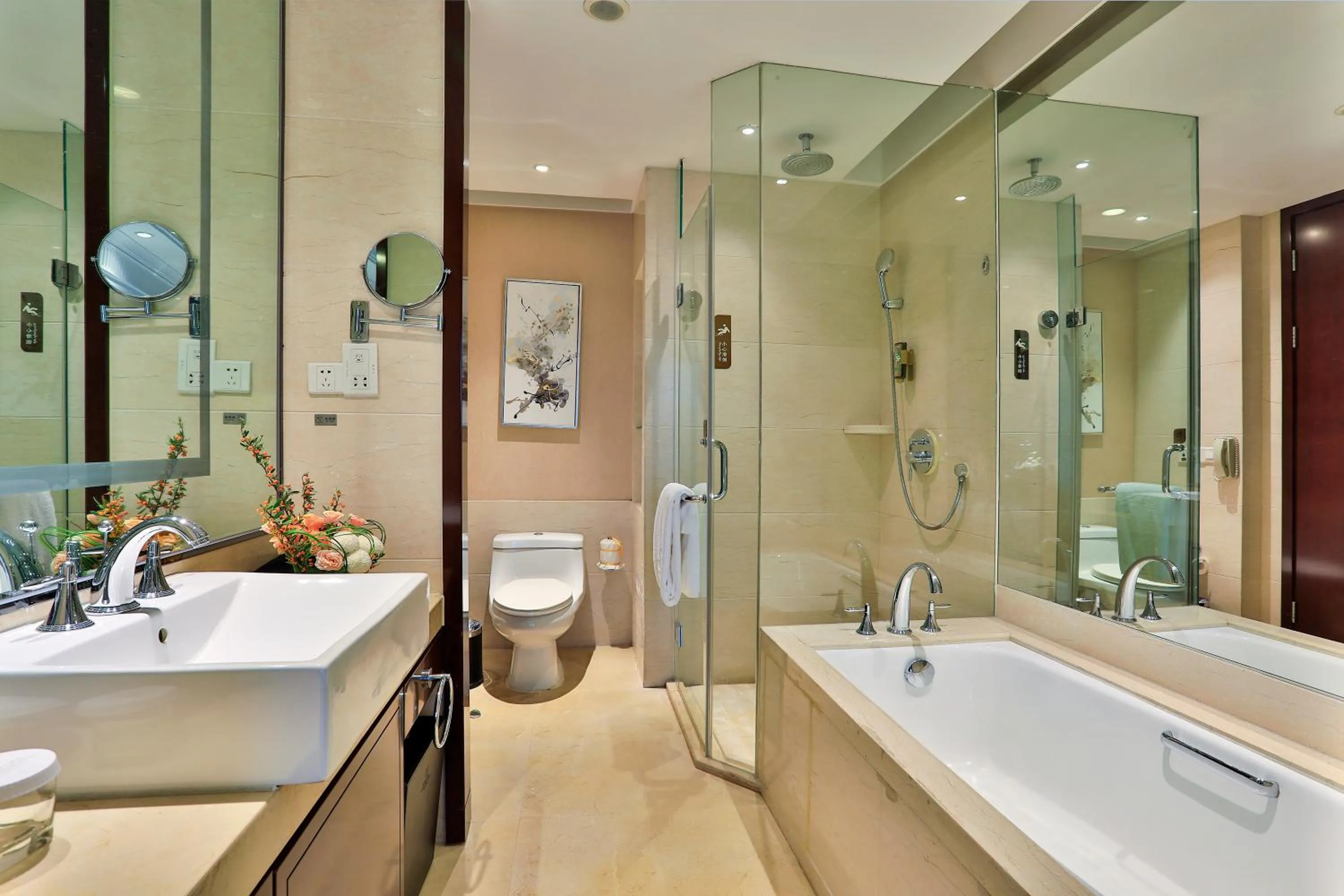 Shower in SSAW Boutique Hotel Tonglu World Trade