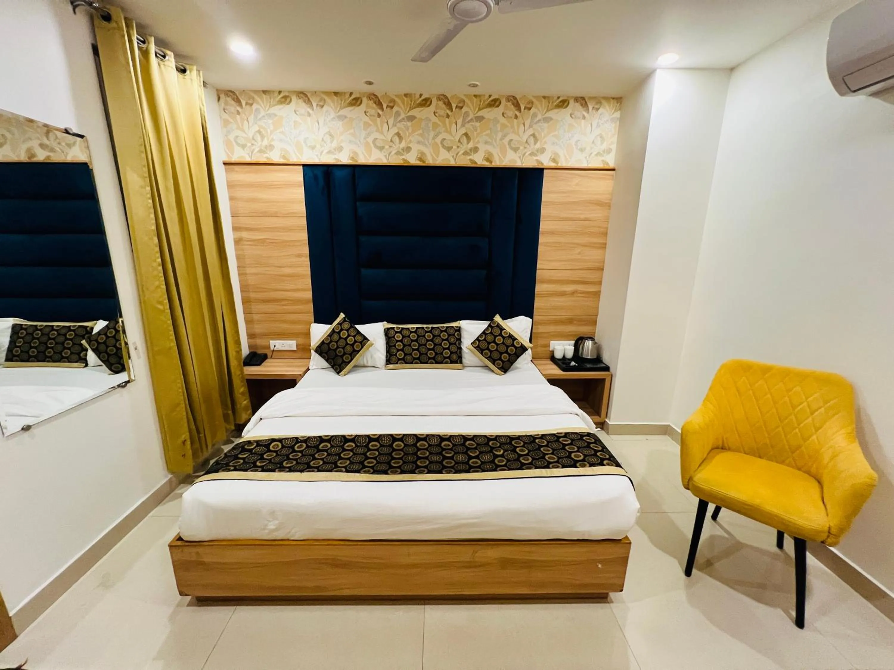 Photo of the whole room, Bed in Hotel Diamond Villa and Banquet