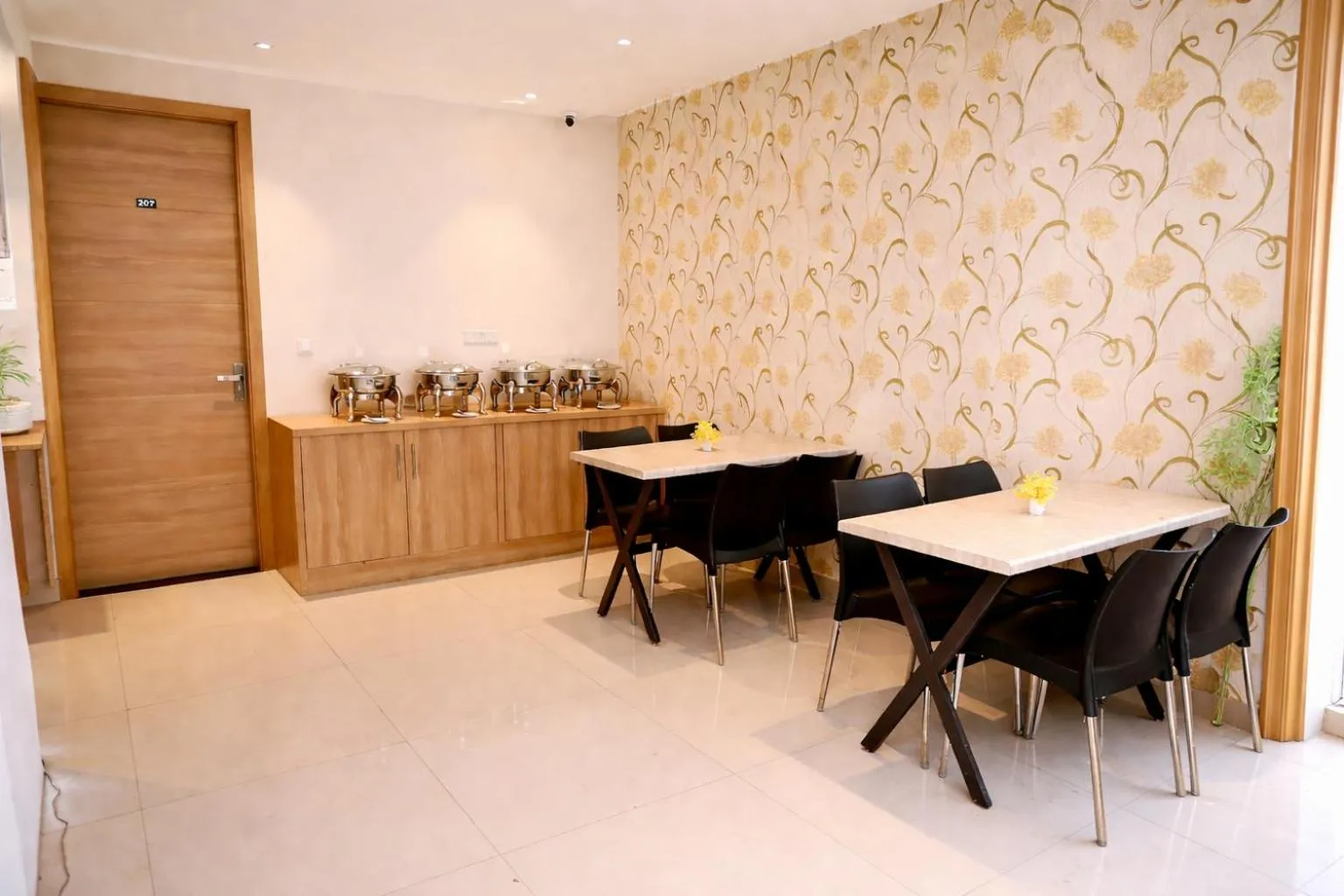 Restaurant/places to eat in Hotel Diamond Villa and Banquet