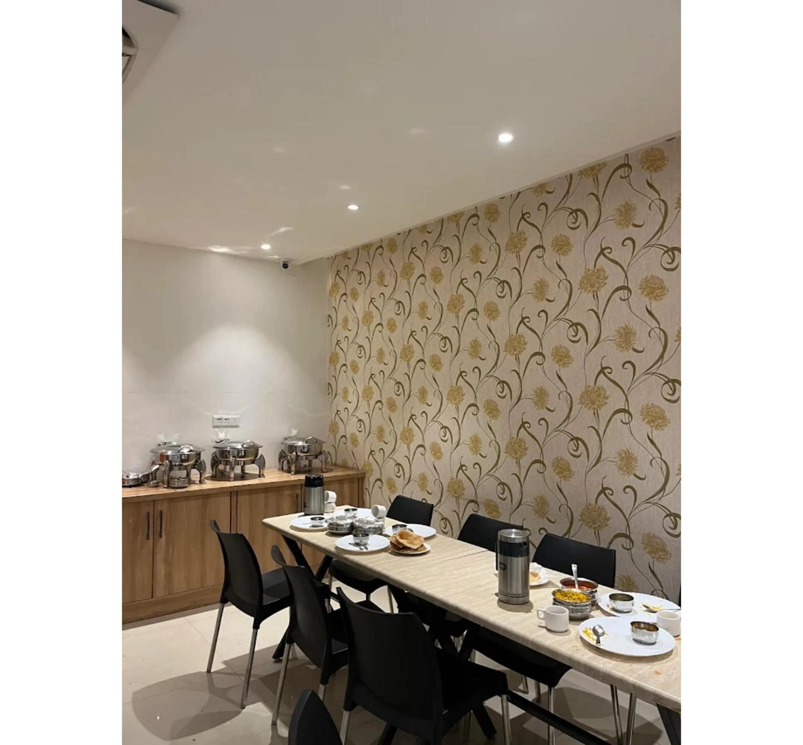 Restaurant/places to eat in Hotel Diamond Villa and Banquet