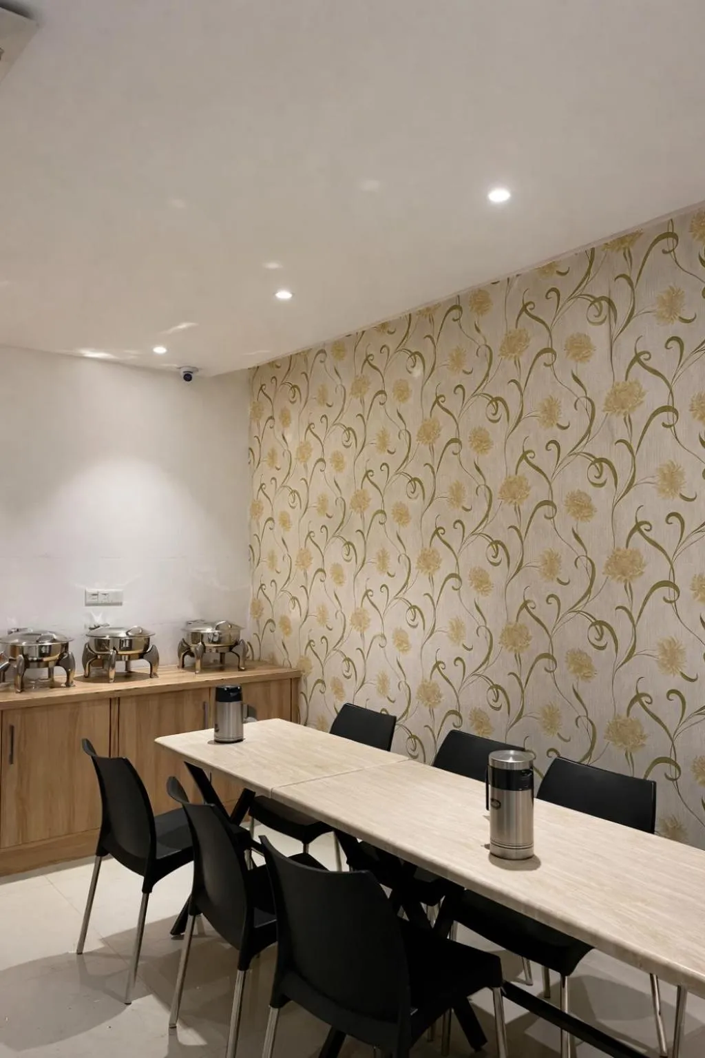 Restaurant/places to eat in Hotel Diamond Villa and Banquet