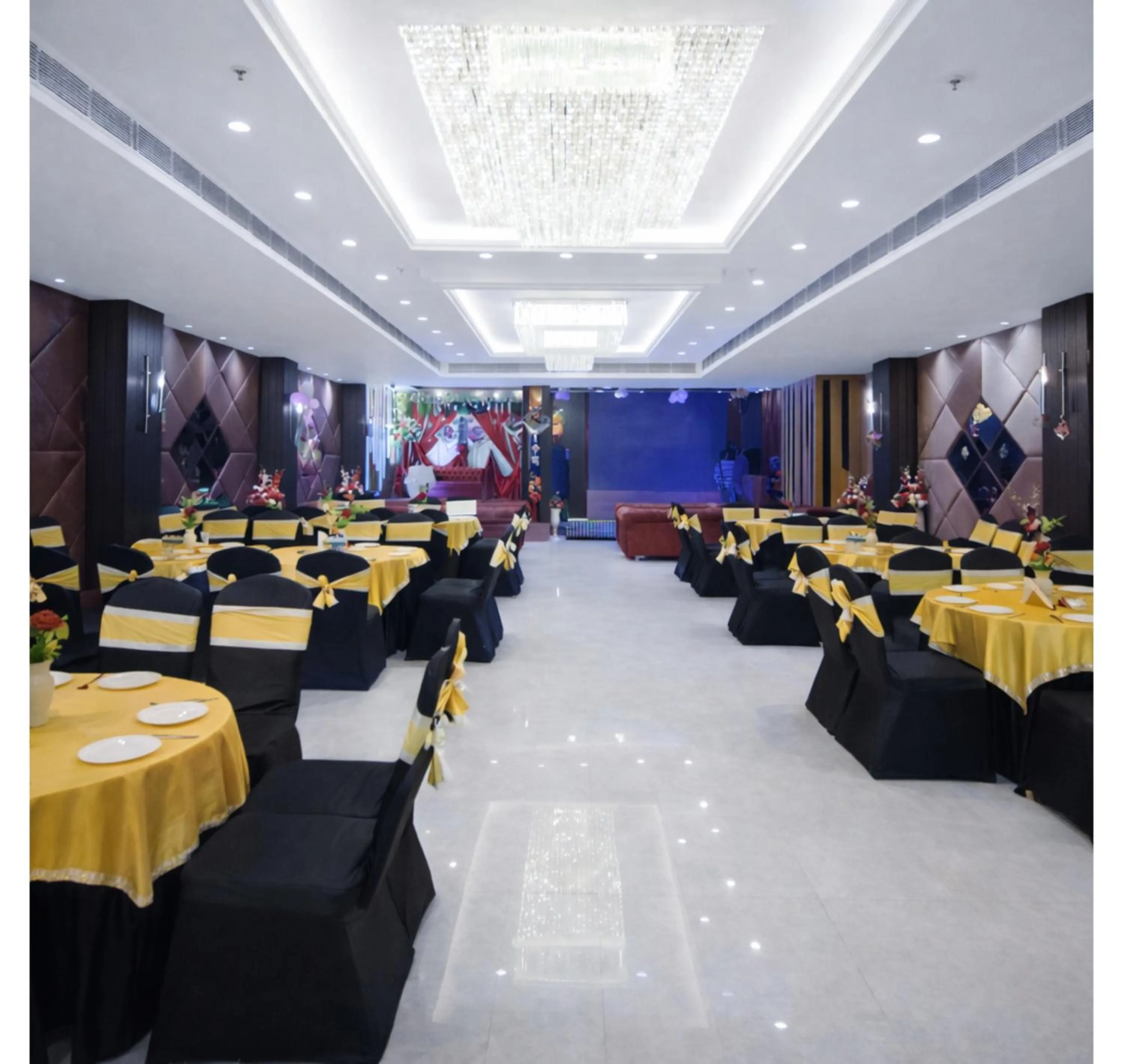 Restaurant/places to eat in Hotel Diamond Villa and Banquet