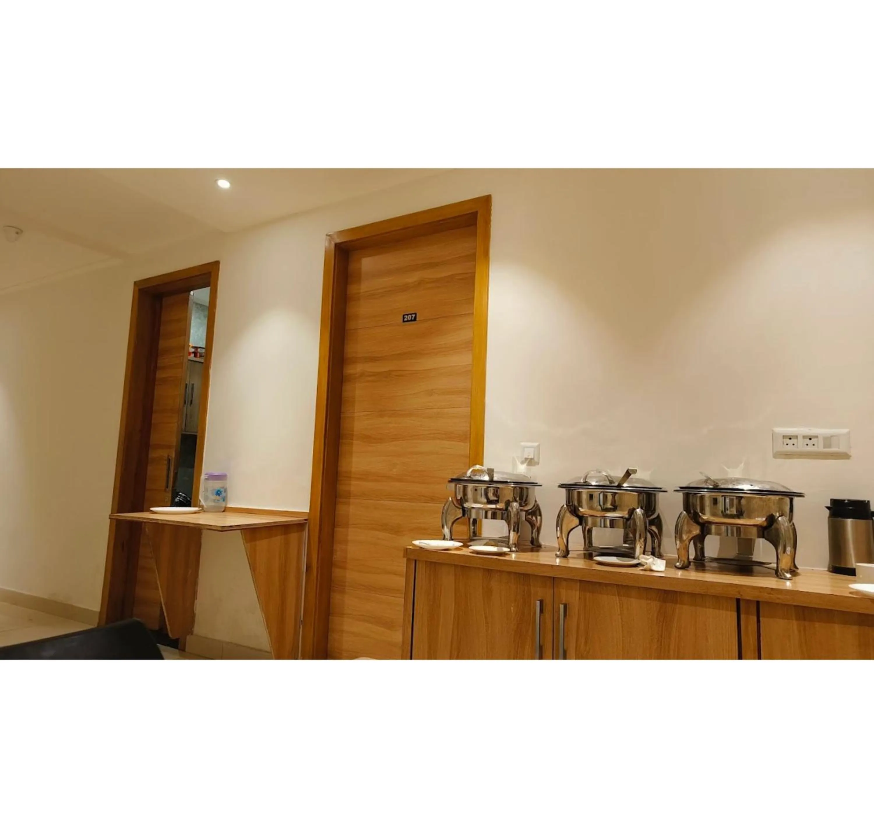 Restaurant/places to eat in Hotel Diamond Villa and Banquet