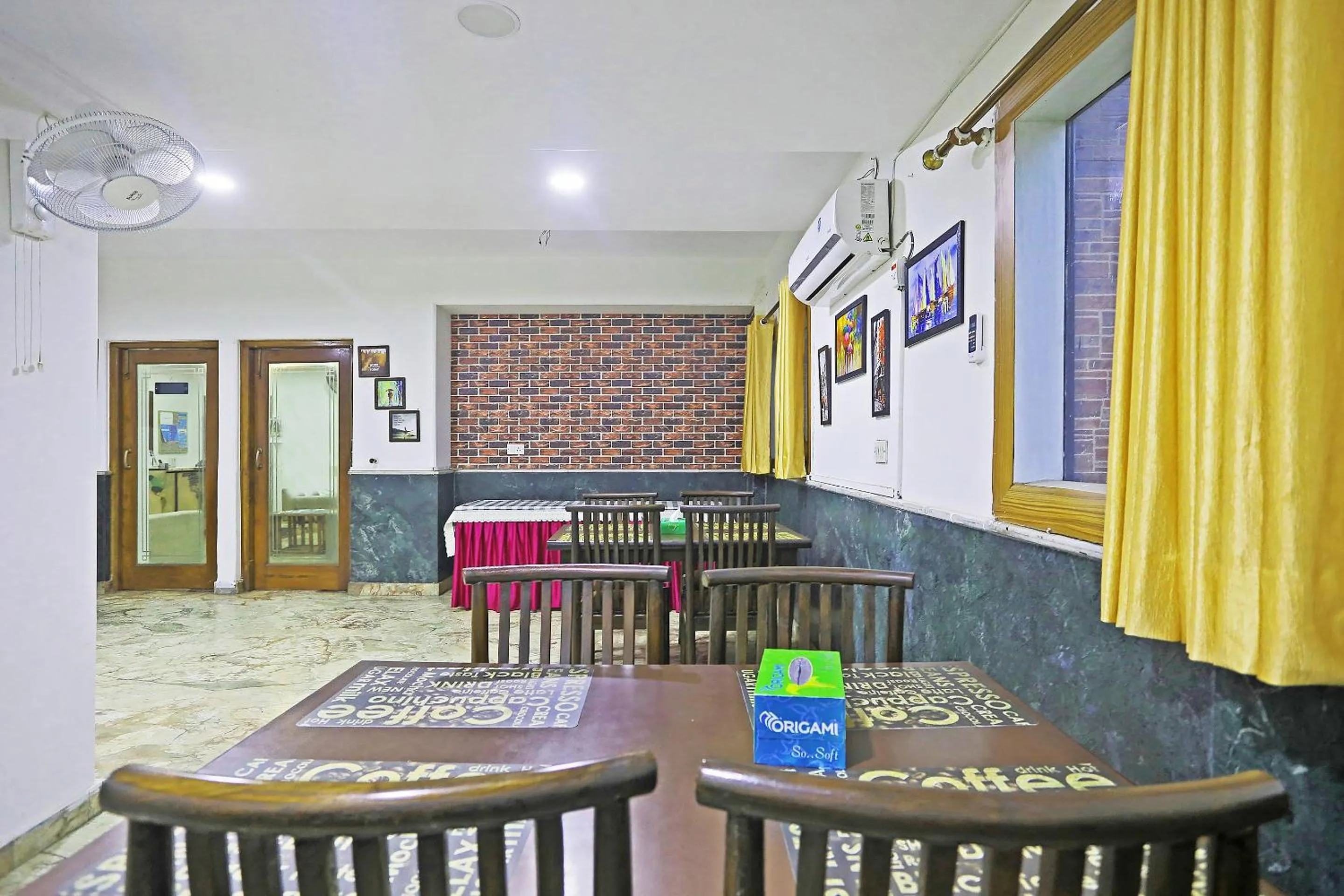 Dining area in Collection O Royal Residency S30