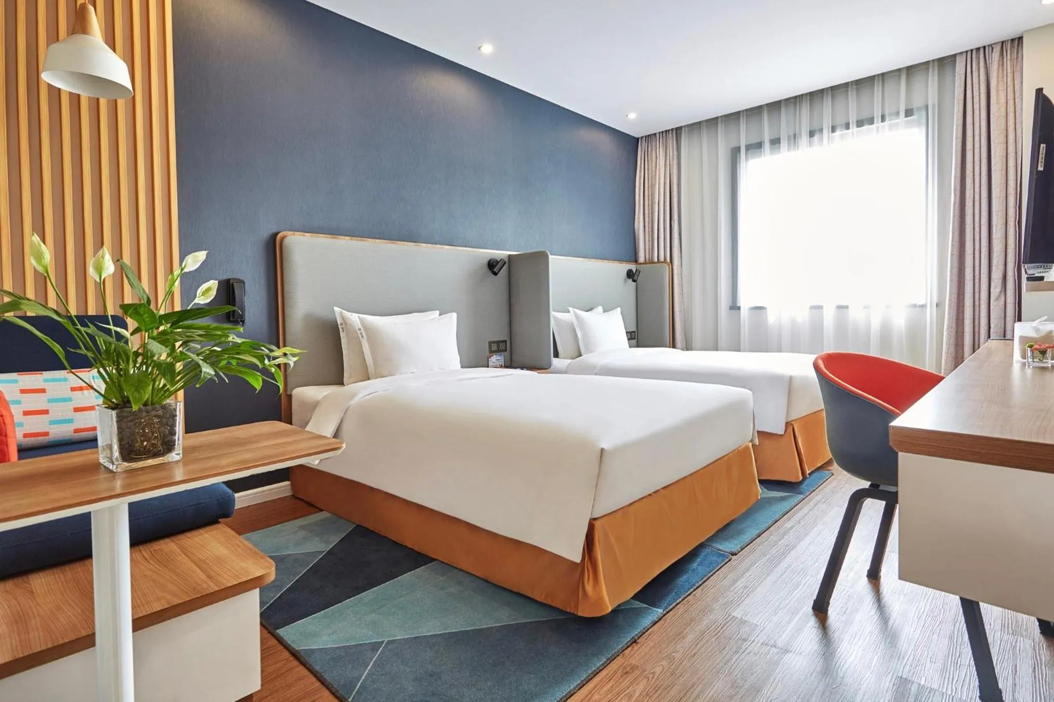 Photo of the whole room, Bed in Holiday Inn Express Nanjing Xuanwu Lake by IHG
