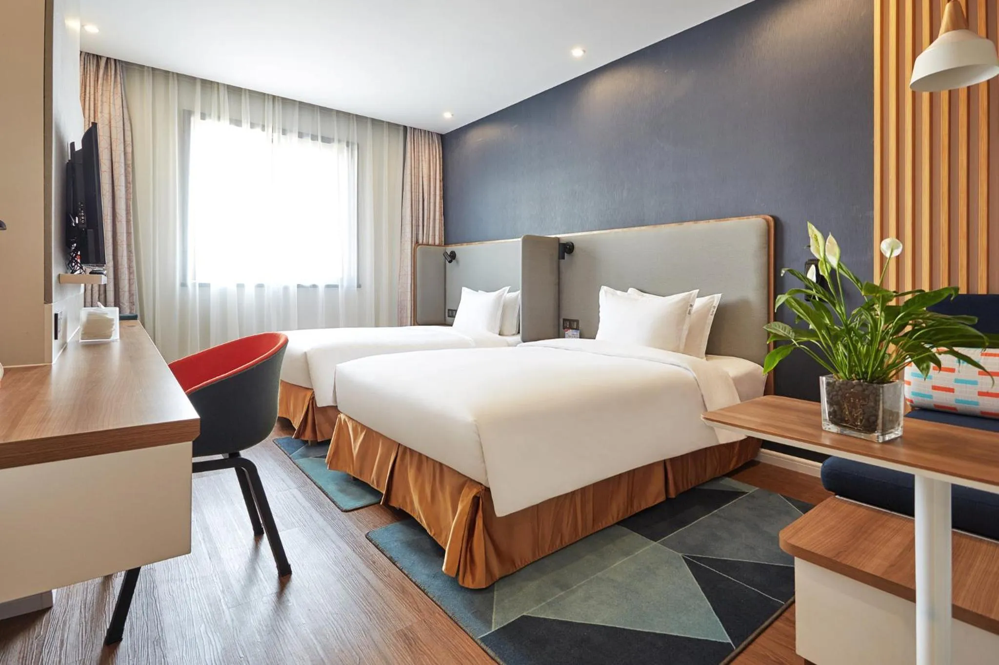 Photo of the whole room, Bed in Holiday Inn Express Nanjing Xuanwu Lake by IHG