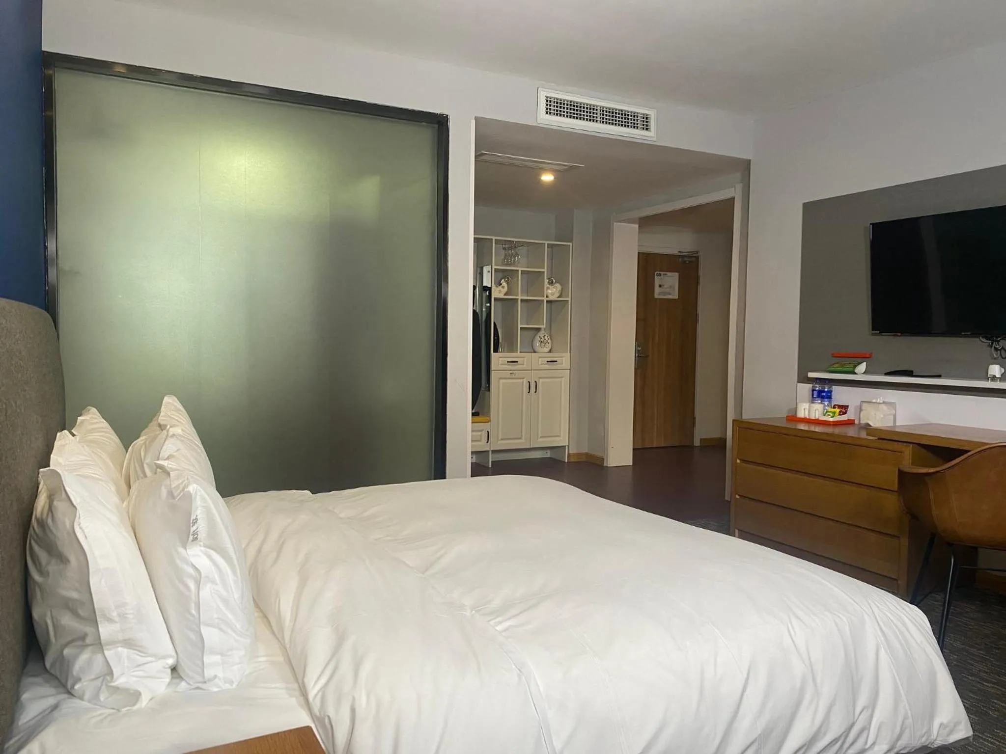 Photo of the whole room, Bed in Holiday Inn Express Nanjing Xuanwu Lake by IHG