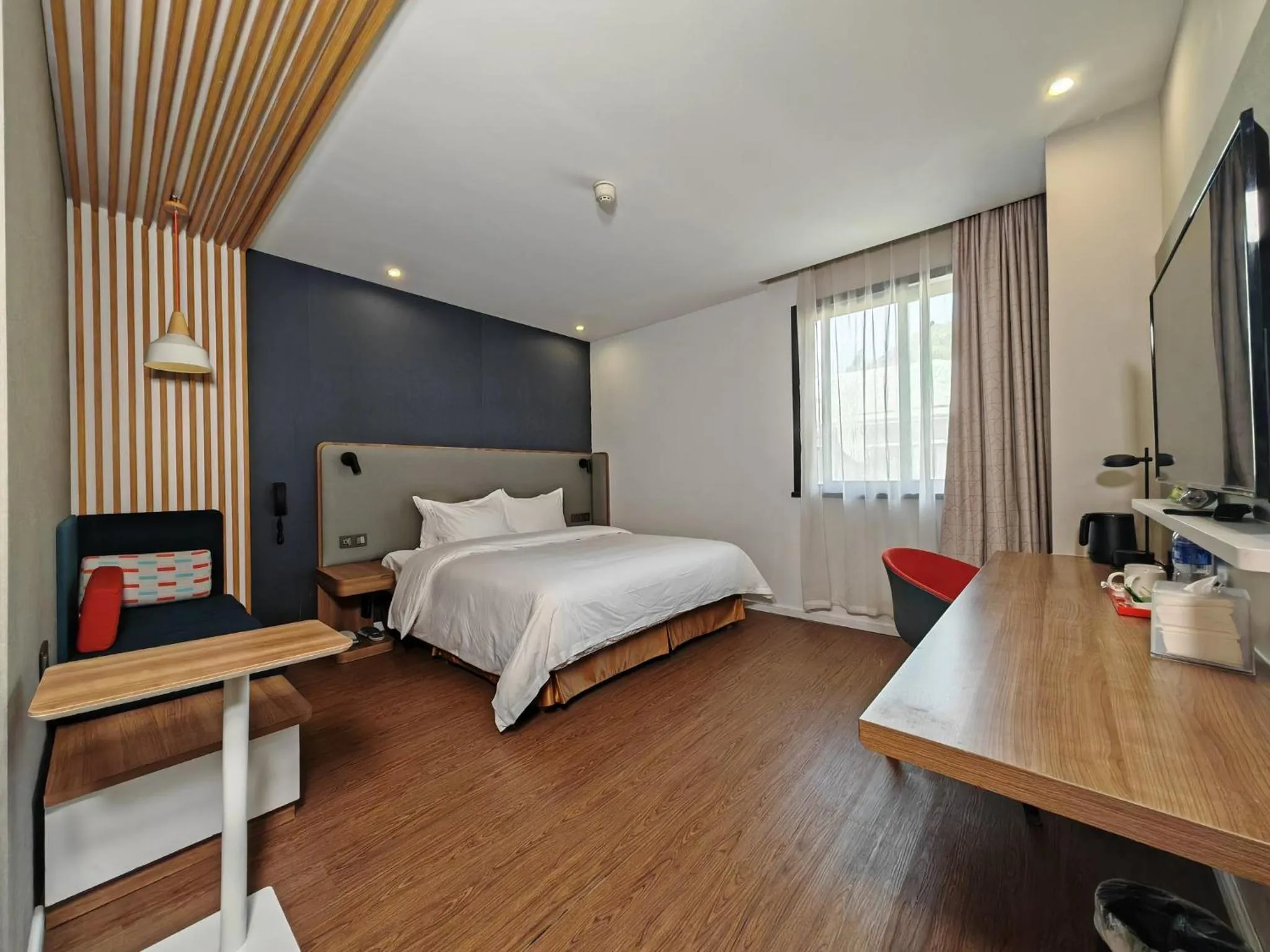 Photo of the whole room, Bed in Holiday Inn Express Nanjing Xuanwu Lake by IHG