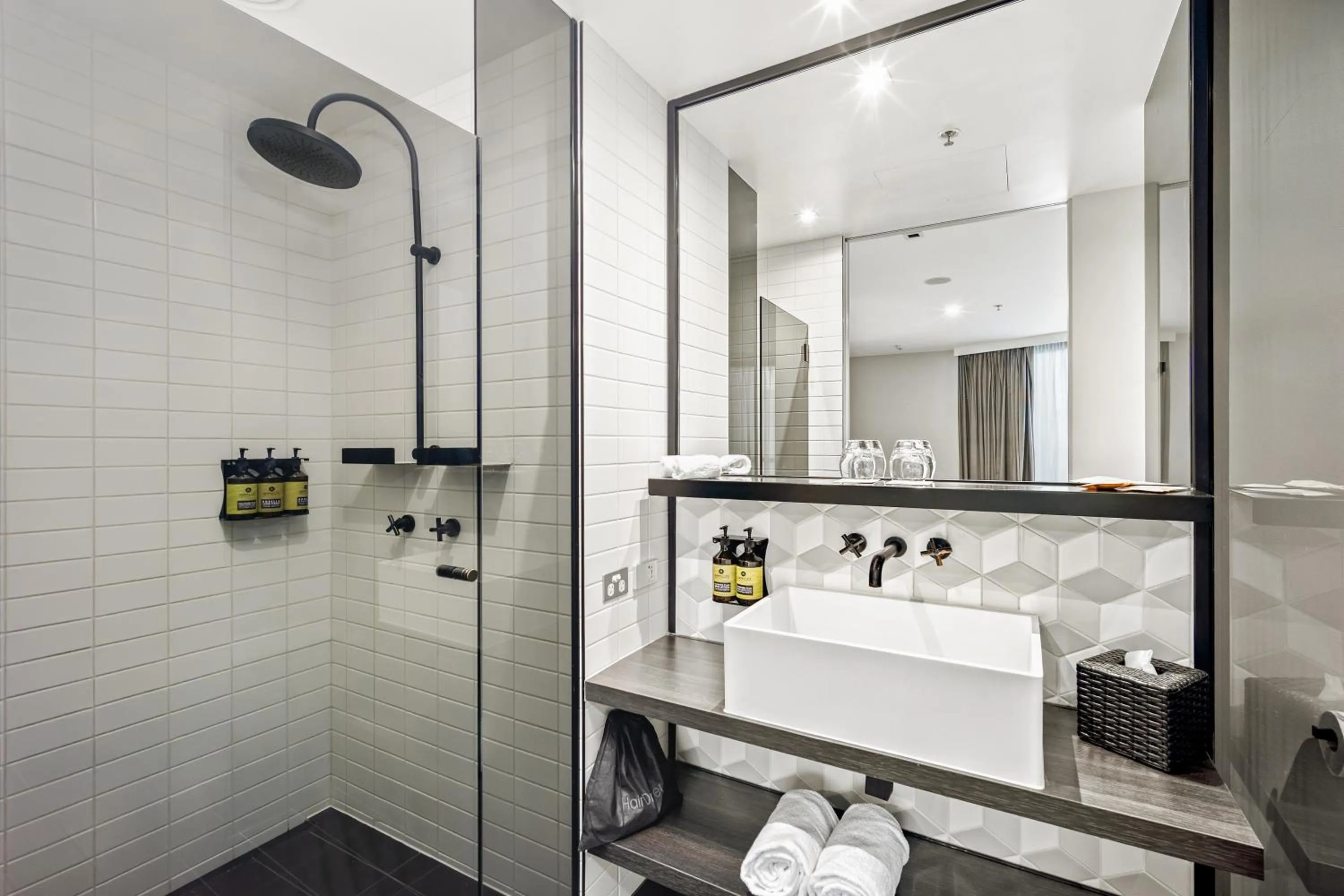 Shower in Peppers Docklands