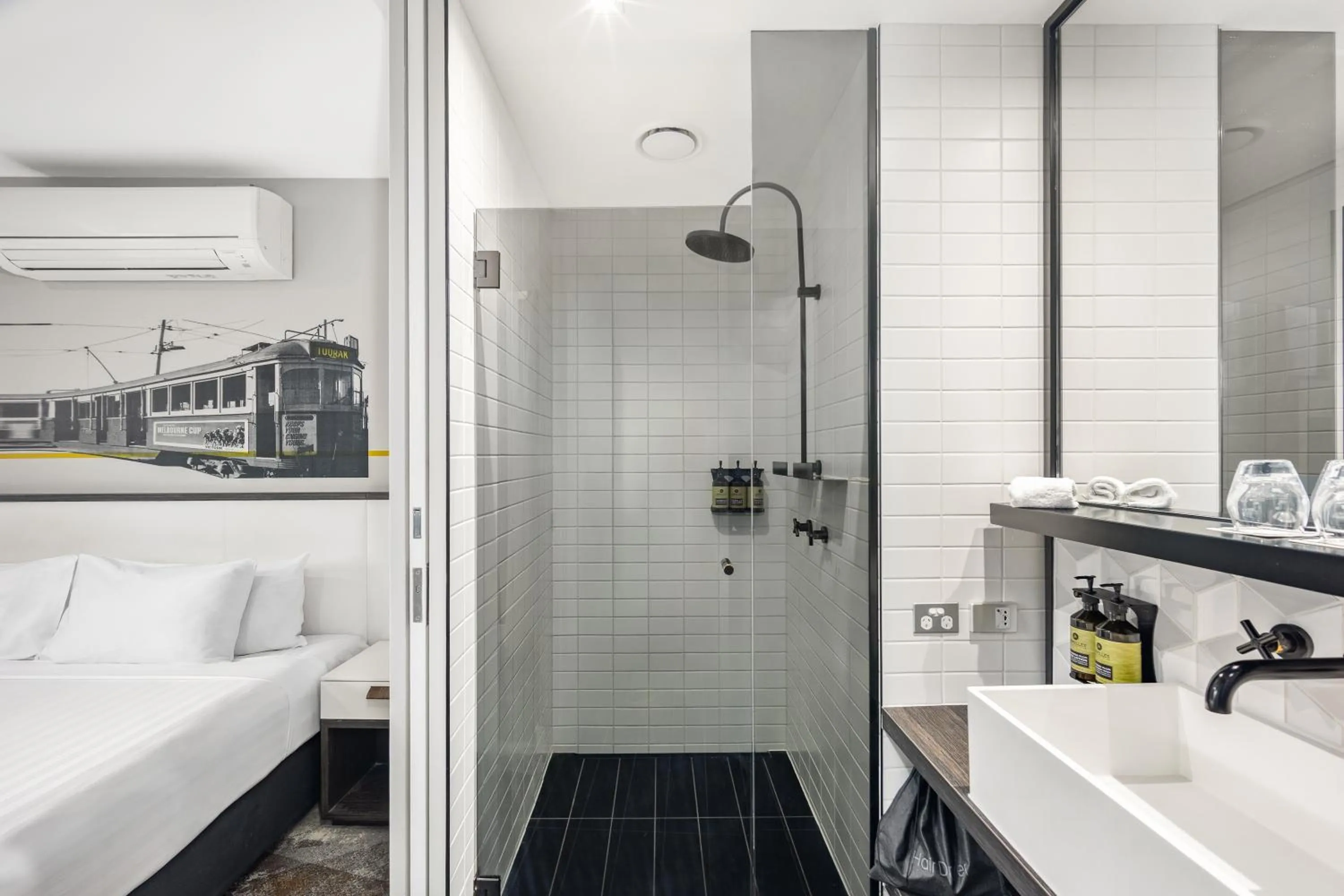 Shower, Bed in Peppers Docklands