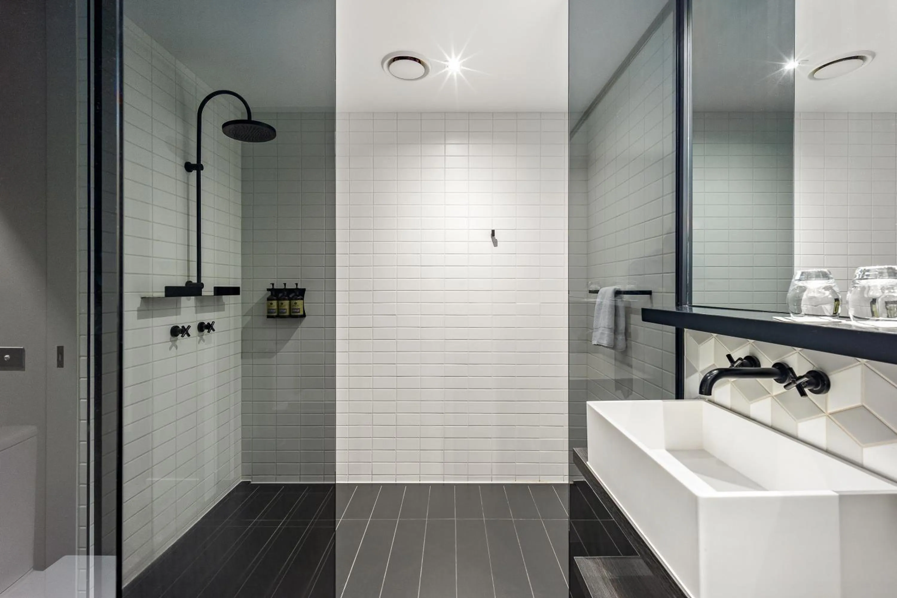 Shower in Peppers Docklands