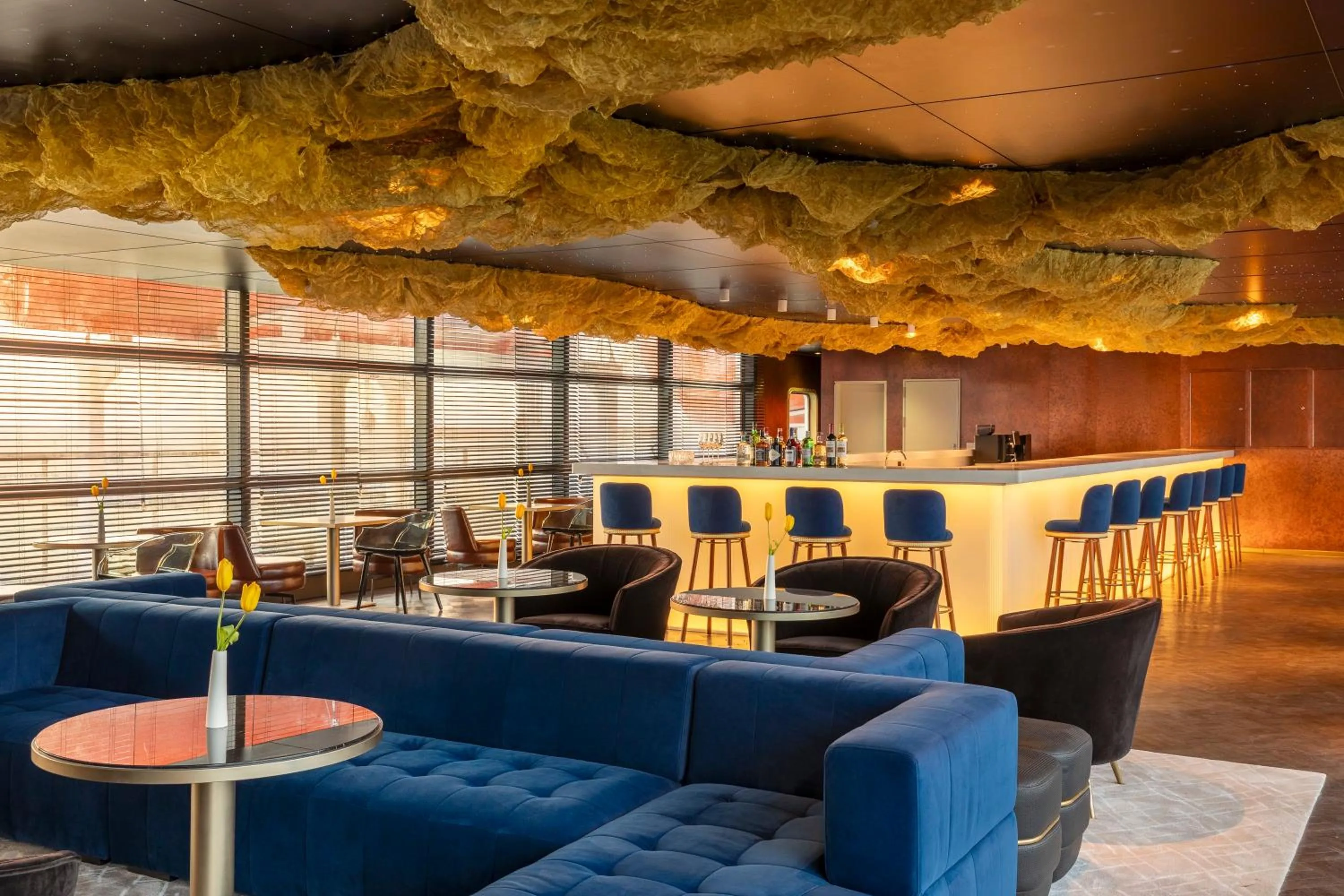 Lounge or bar in voco Lianyungang Haizhou Bay by IHG