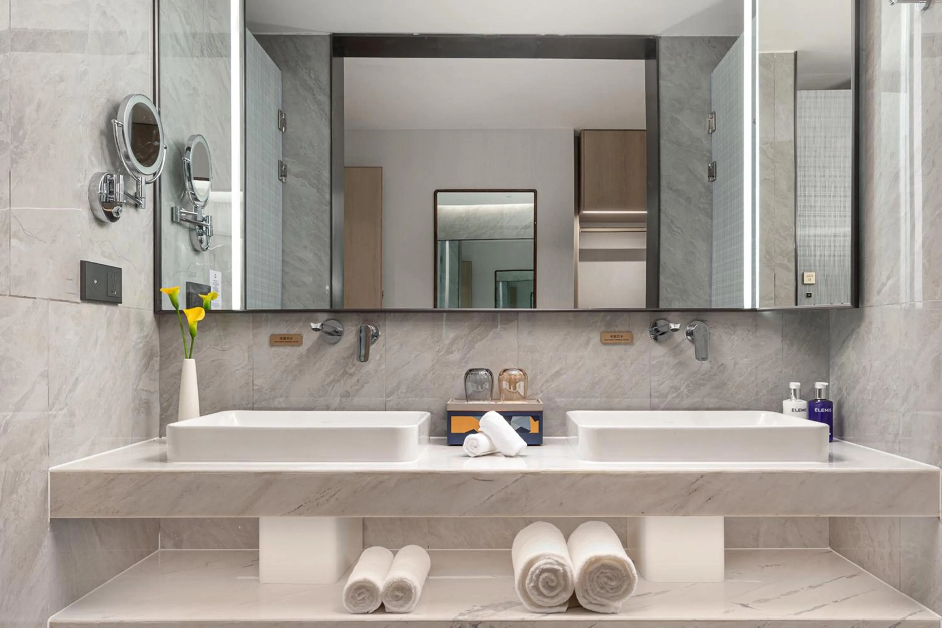 Photo of the whole room in voco Lianyungang Haizhou Bay by IHG