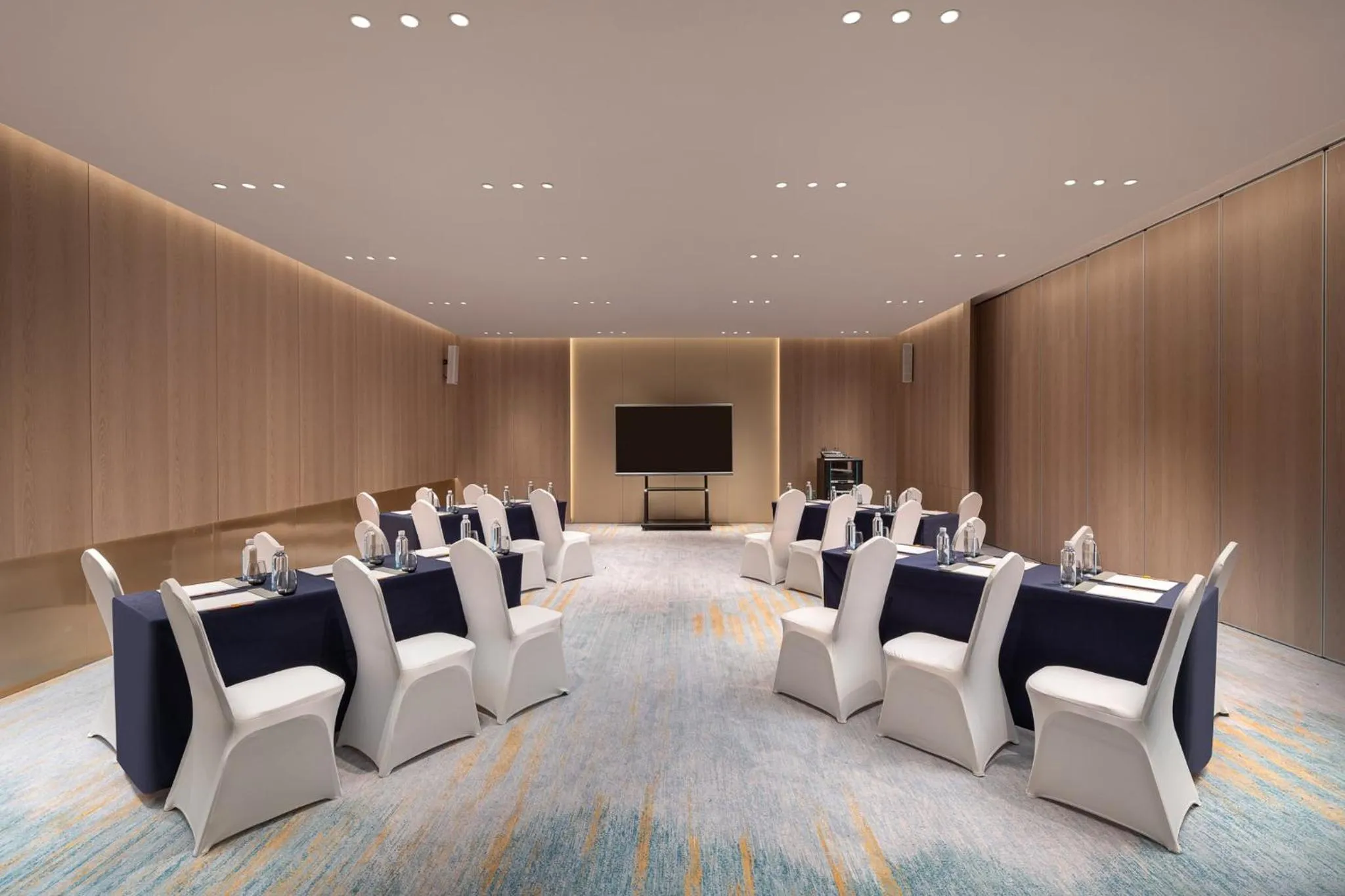 Meeting/conference room in voco Lianyungang Haizhou Bay by IHG