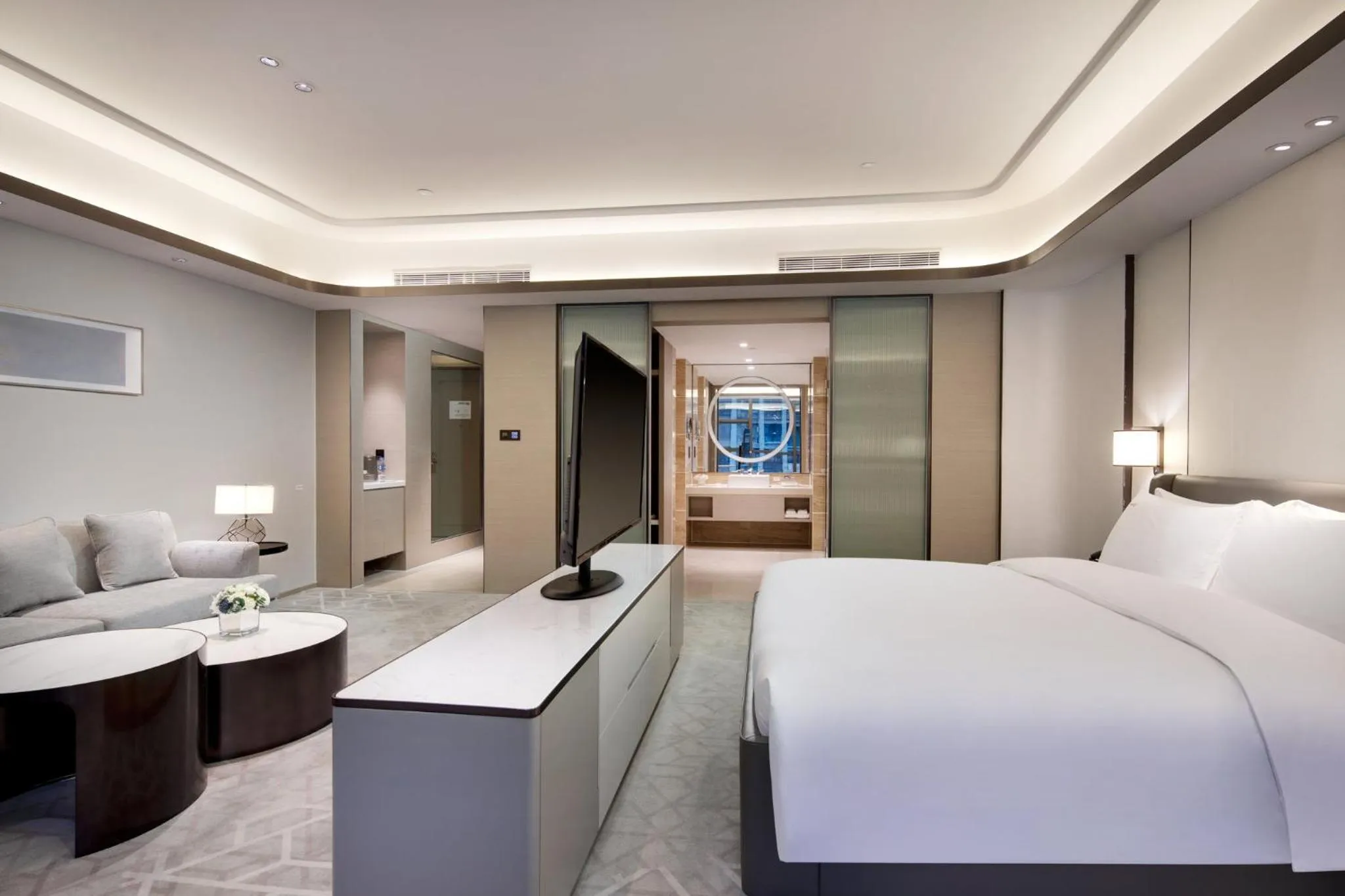 Photo of the whole room, Bed in Holiday Inn Ningde Dijing by IHG