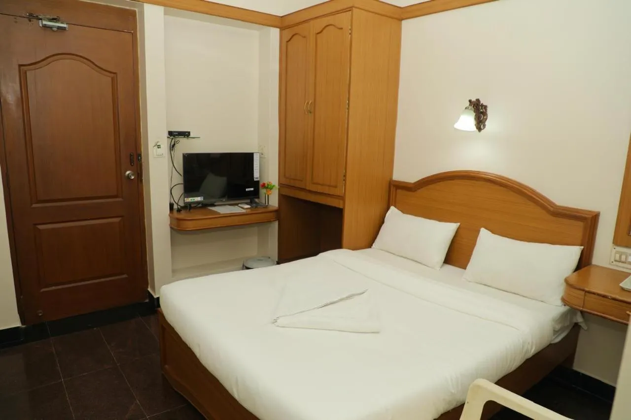 Budget Double Room in Hotel Grand Palace Stay