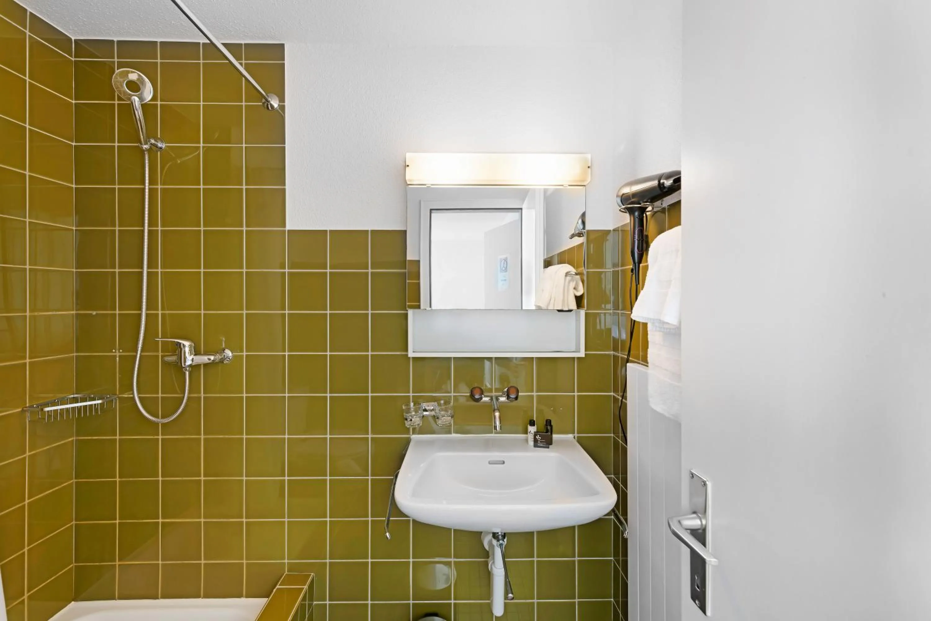 Shower in Hotel Schiff