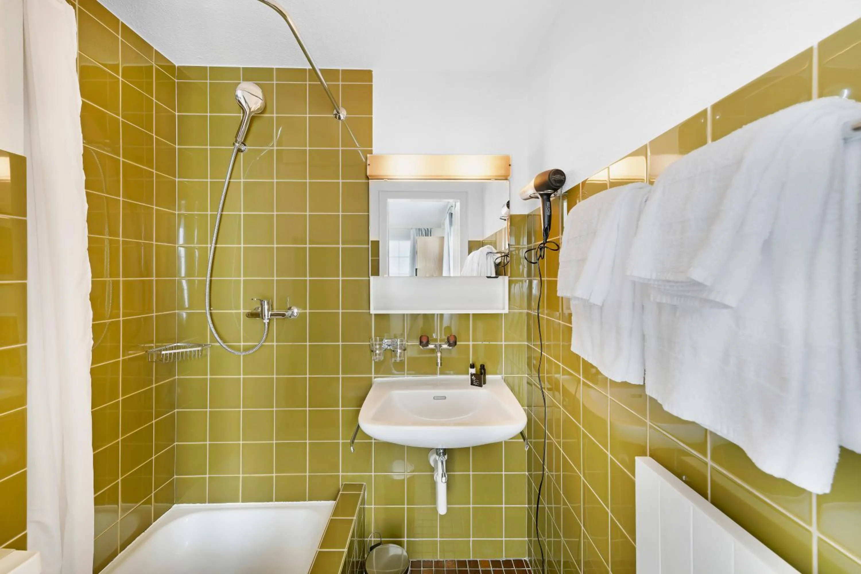 Shower in Hotel Schiff