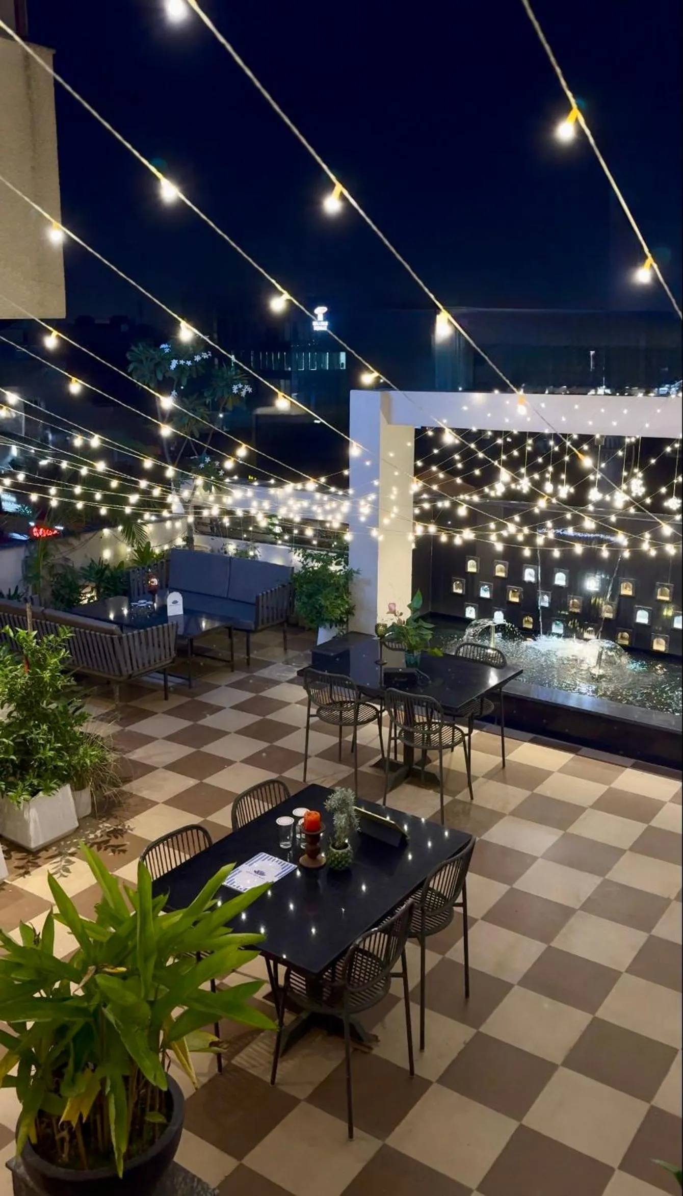 Restaurant/places to eat in hotel neelkamal