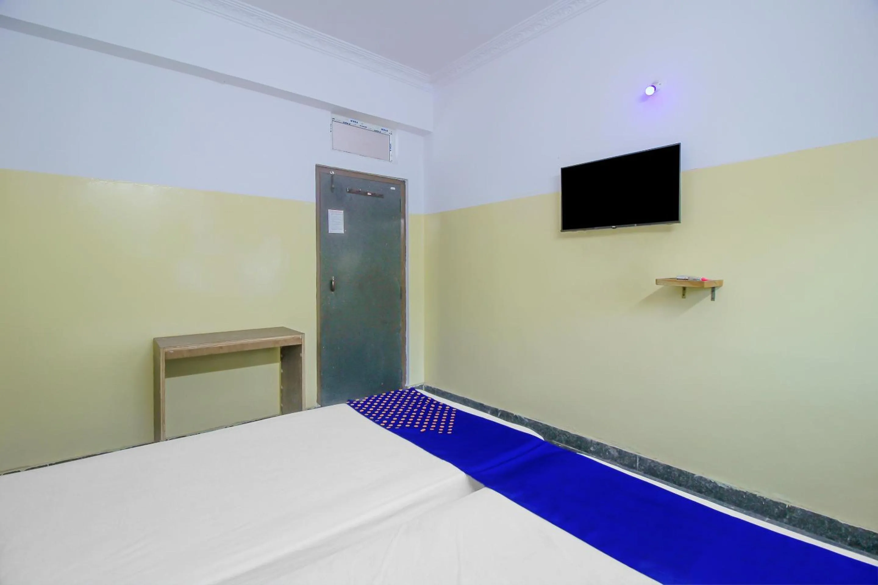Bedroom, Bed in SPOT ON 81775 MOHIT GOKUL LODGE NEW LUXURY ROOM'S NEAR SECUNDERABAD RAILWAY STATION