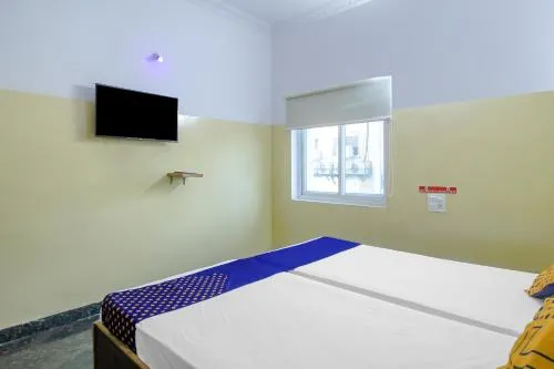 SPOT ON 81775 MOHIT GOKUL LODGE NEW LUXURY ROOM'S NEAR SECUNDERABAD RAILWAY STATION