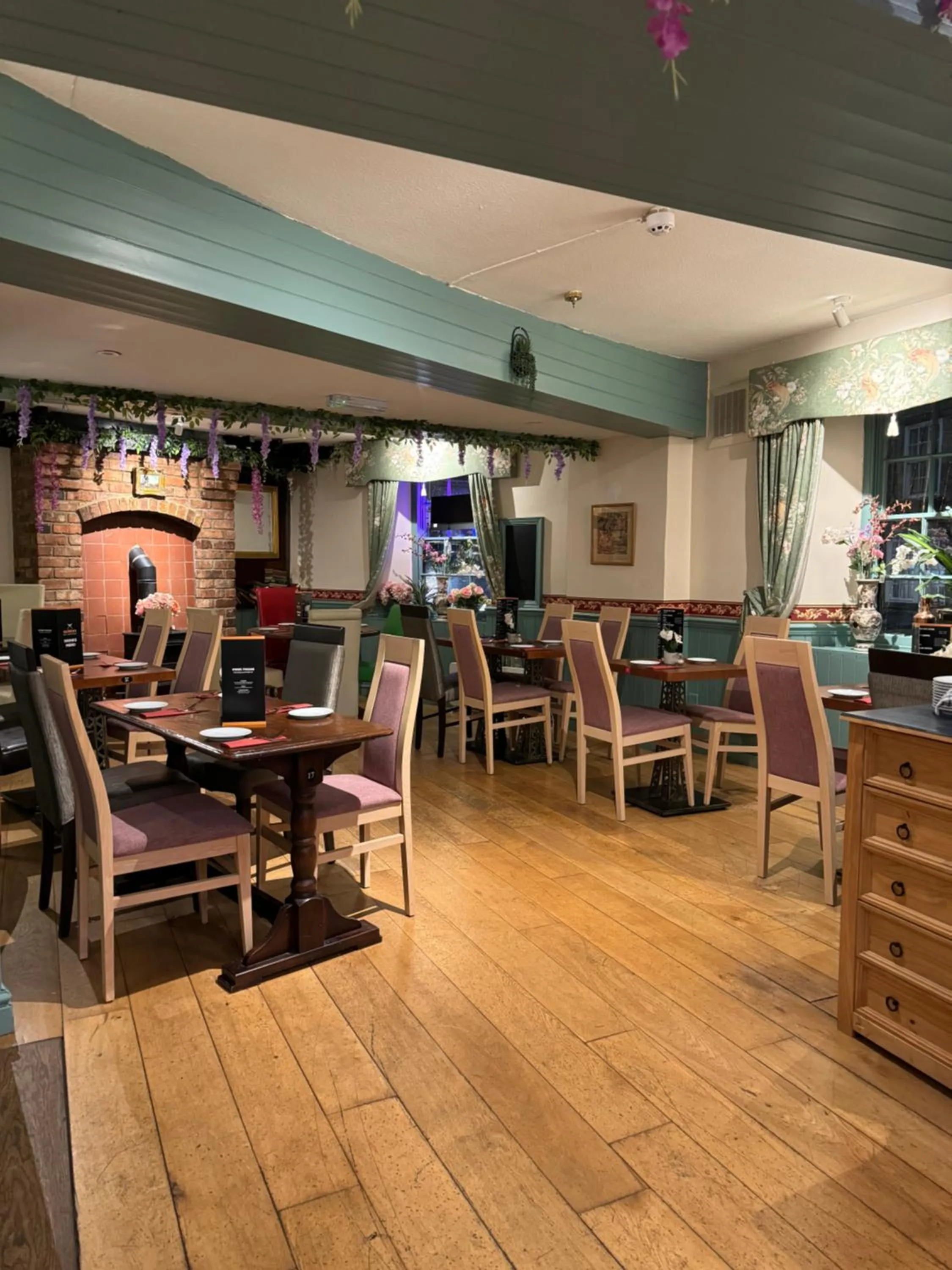 Restaurant/places to eat in The Old Court Hotel