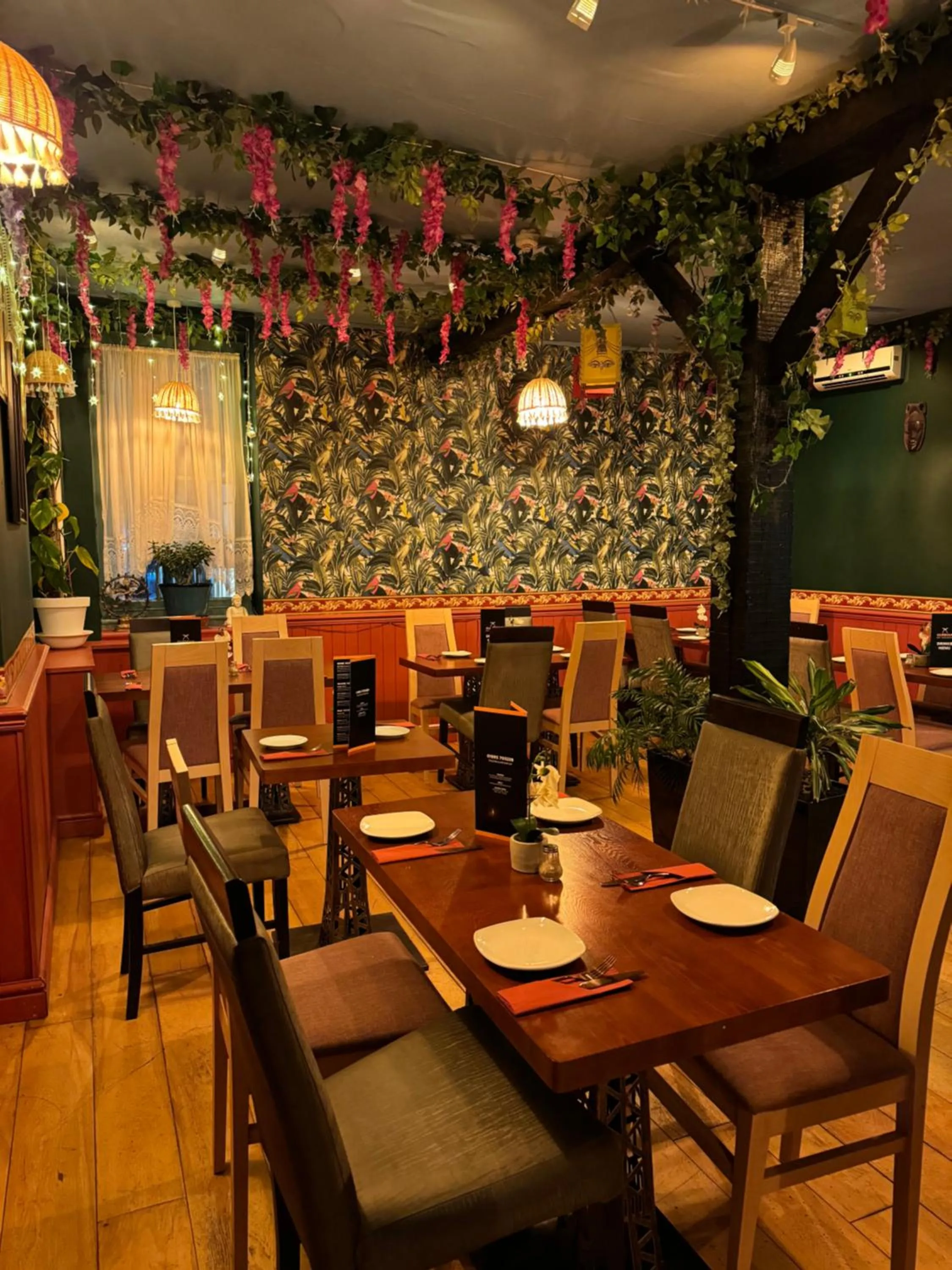 Restaurant/places to eat in The Old Court Hotel