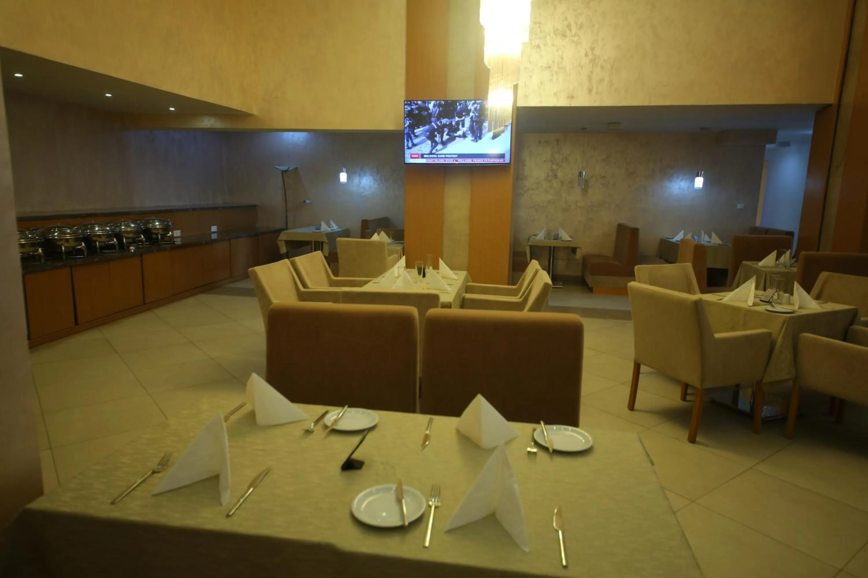 Restaurant/places to eat in Momona Hotel