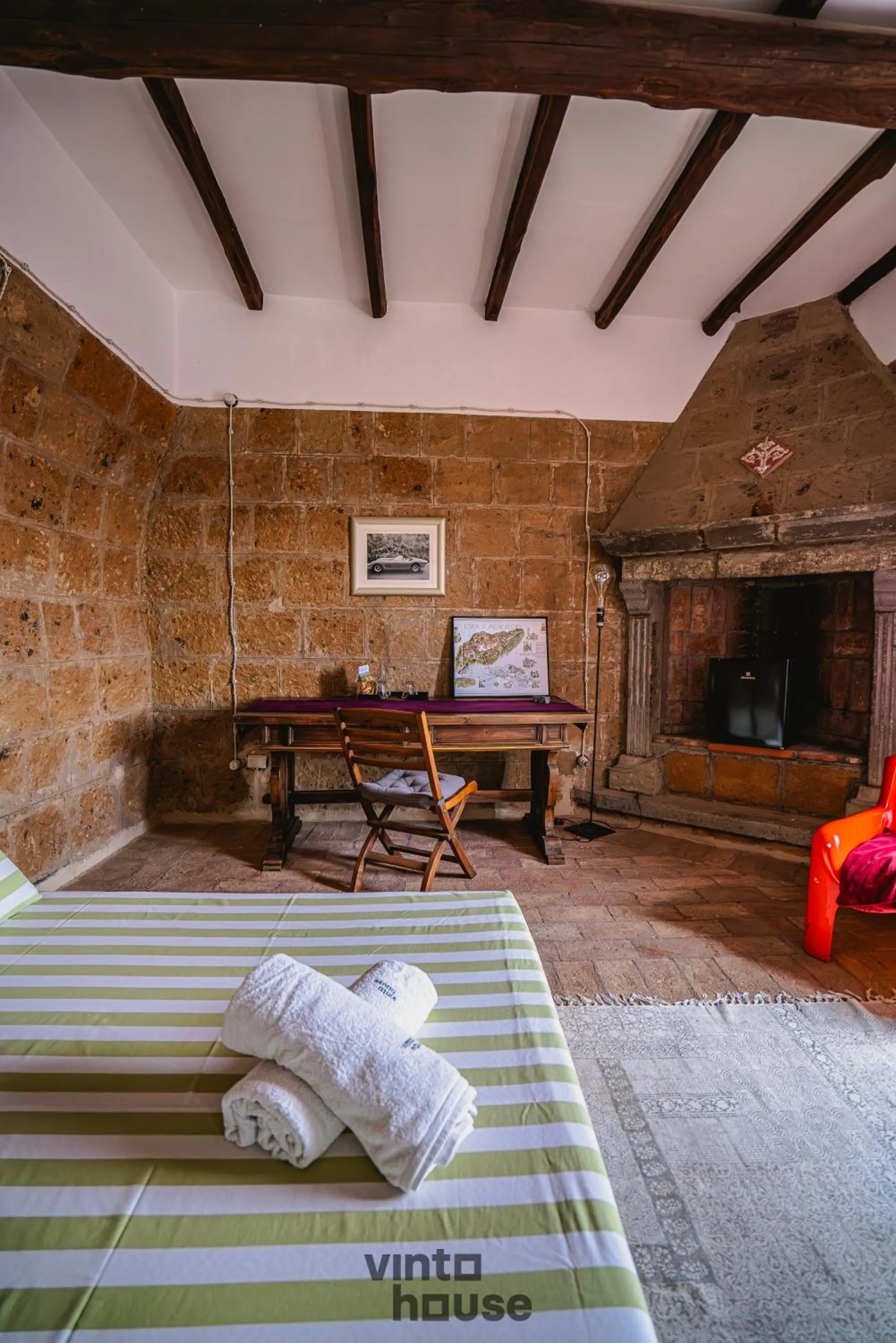 Bedroom, Bed in Libera Mente Civita