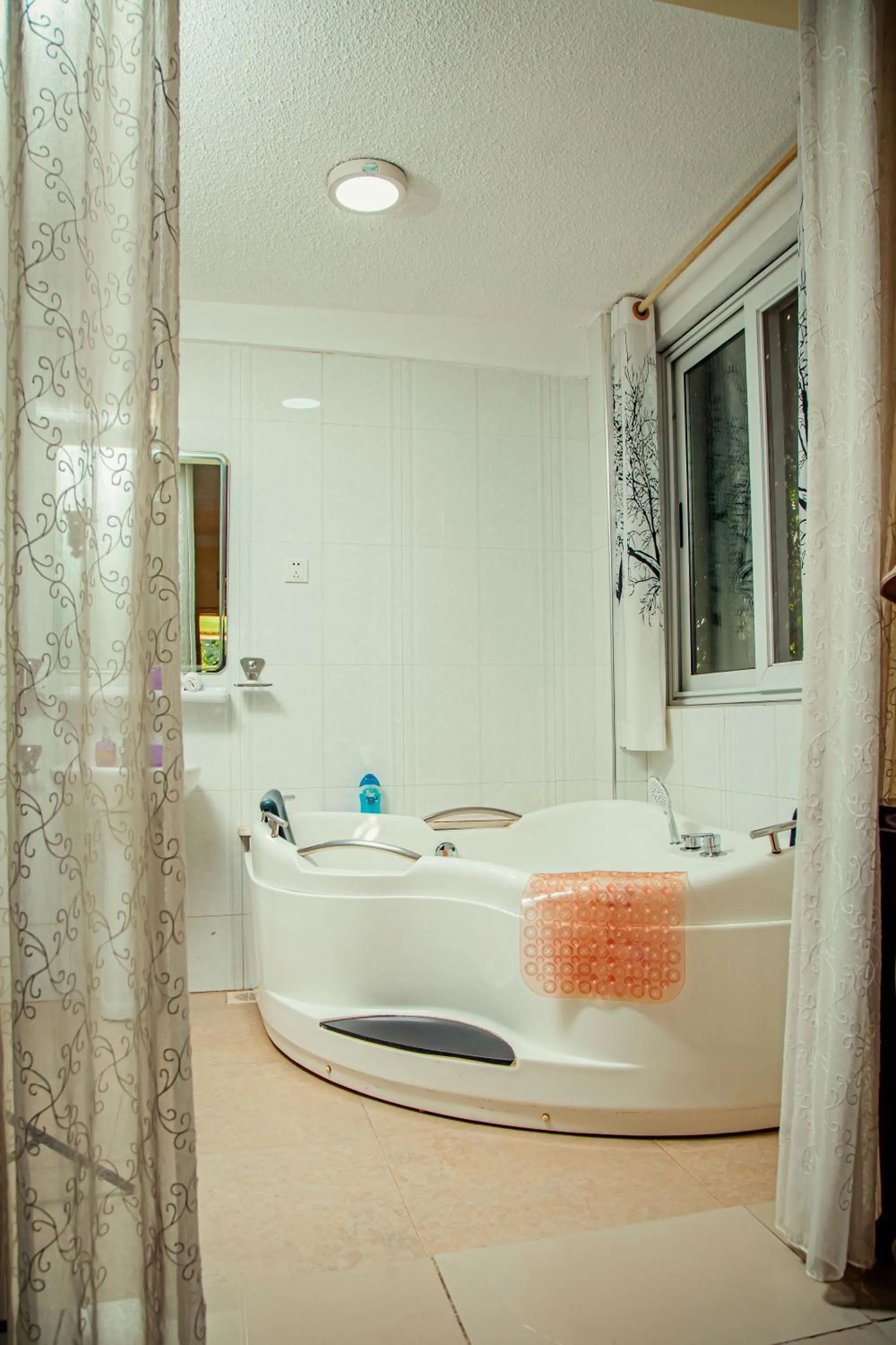 Bath in Shangri-la Hotel Muyenga