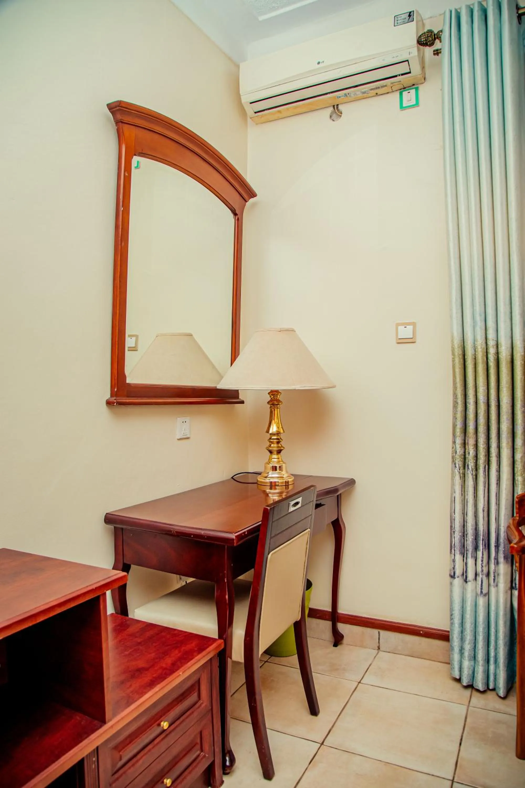 Bedroom in Shangri-la Hotel Muyenga