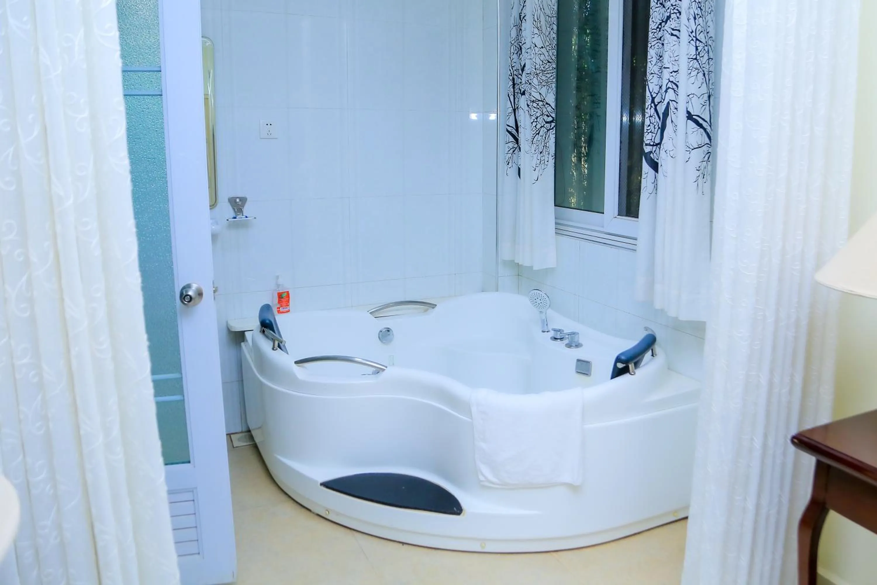 Bathroom in Shangri-la Hotel Muyenga