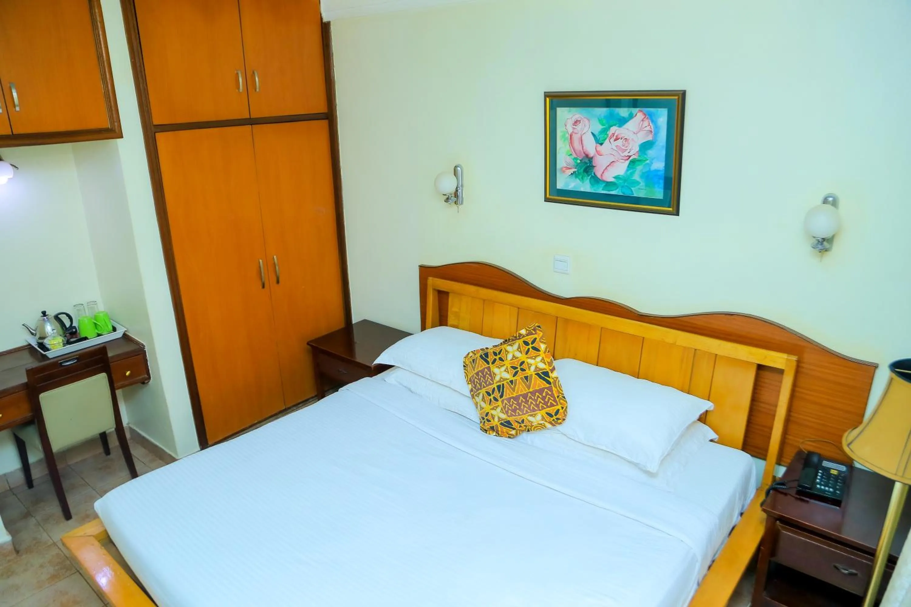 Bed in Shangri-la Hotel Muyenga