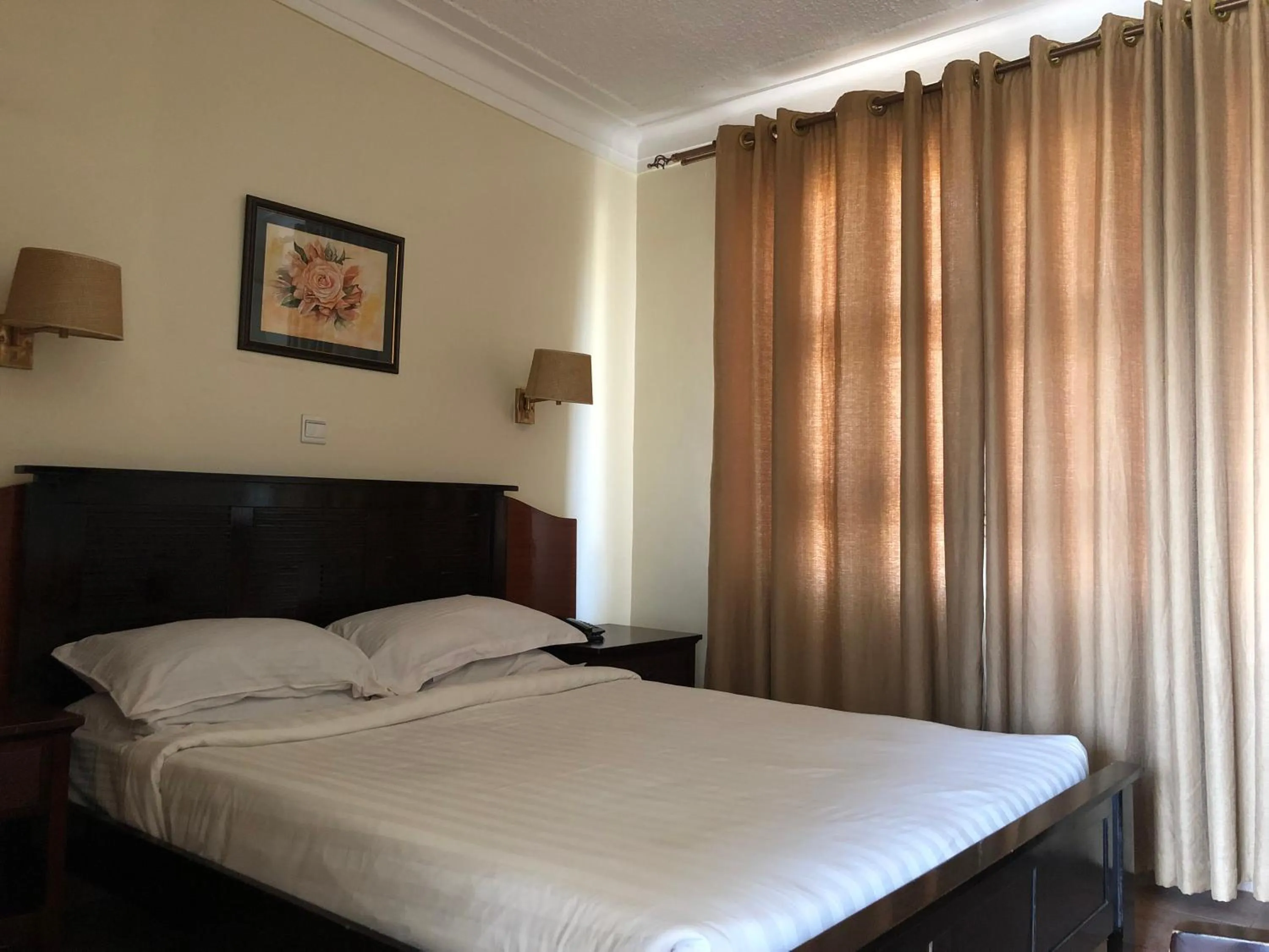 Bedroom, Bed in Shangri-la Hotel Muyenga