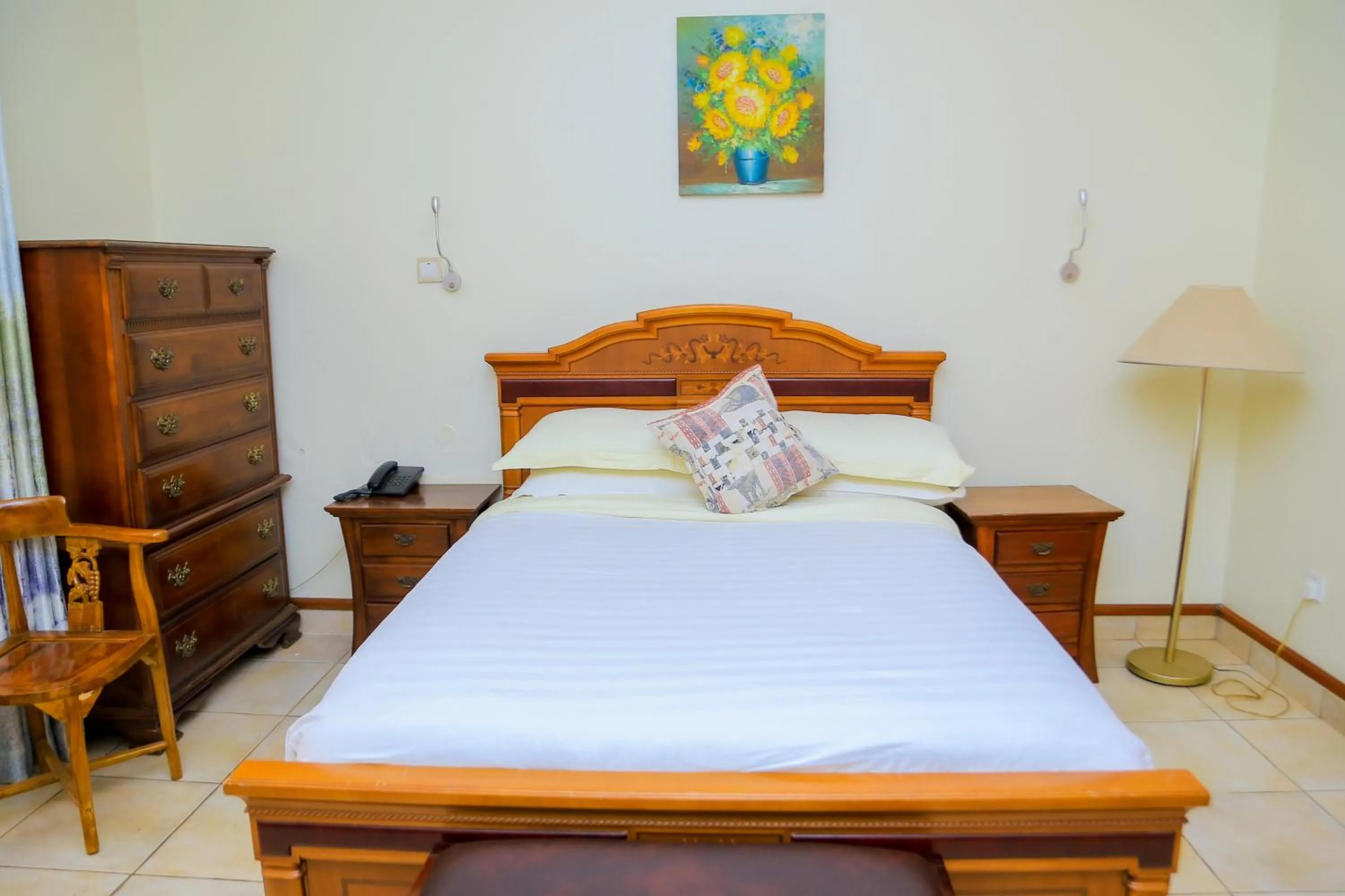 Bedroom, Bed in Shangri-la Hotel Muyenga