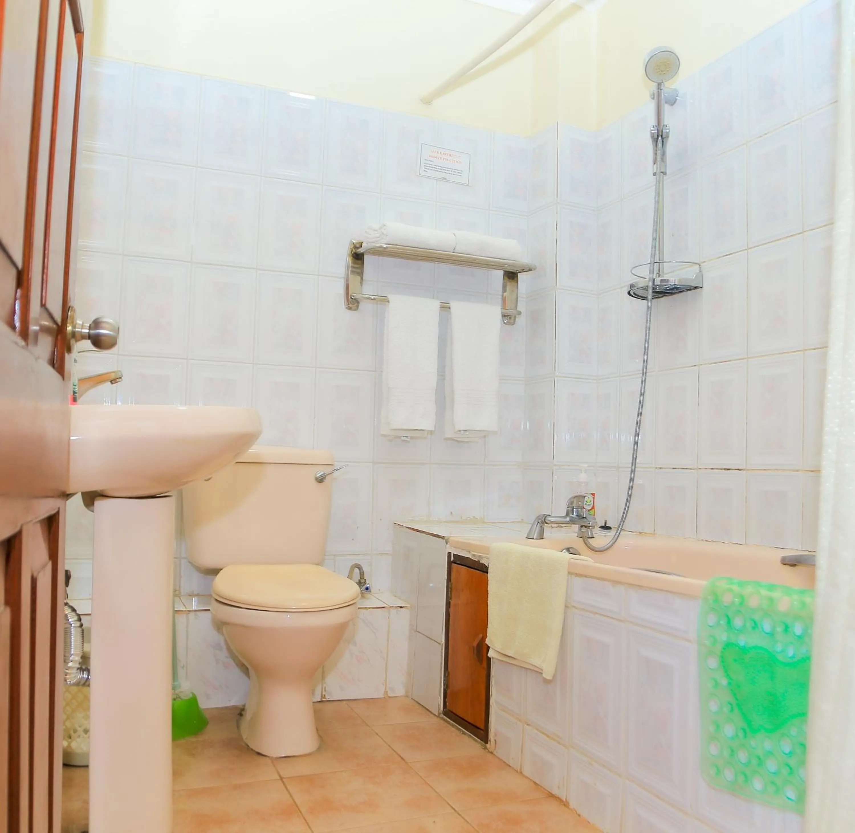 Toilet in Shangri-la Hotel Muyenga