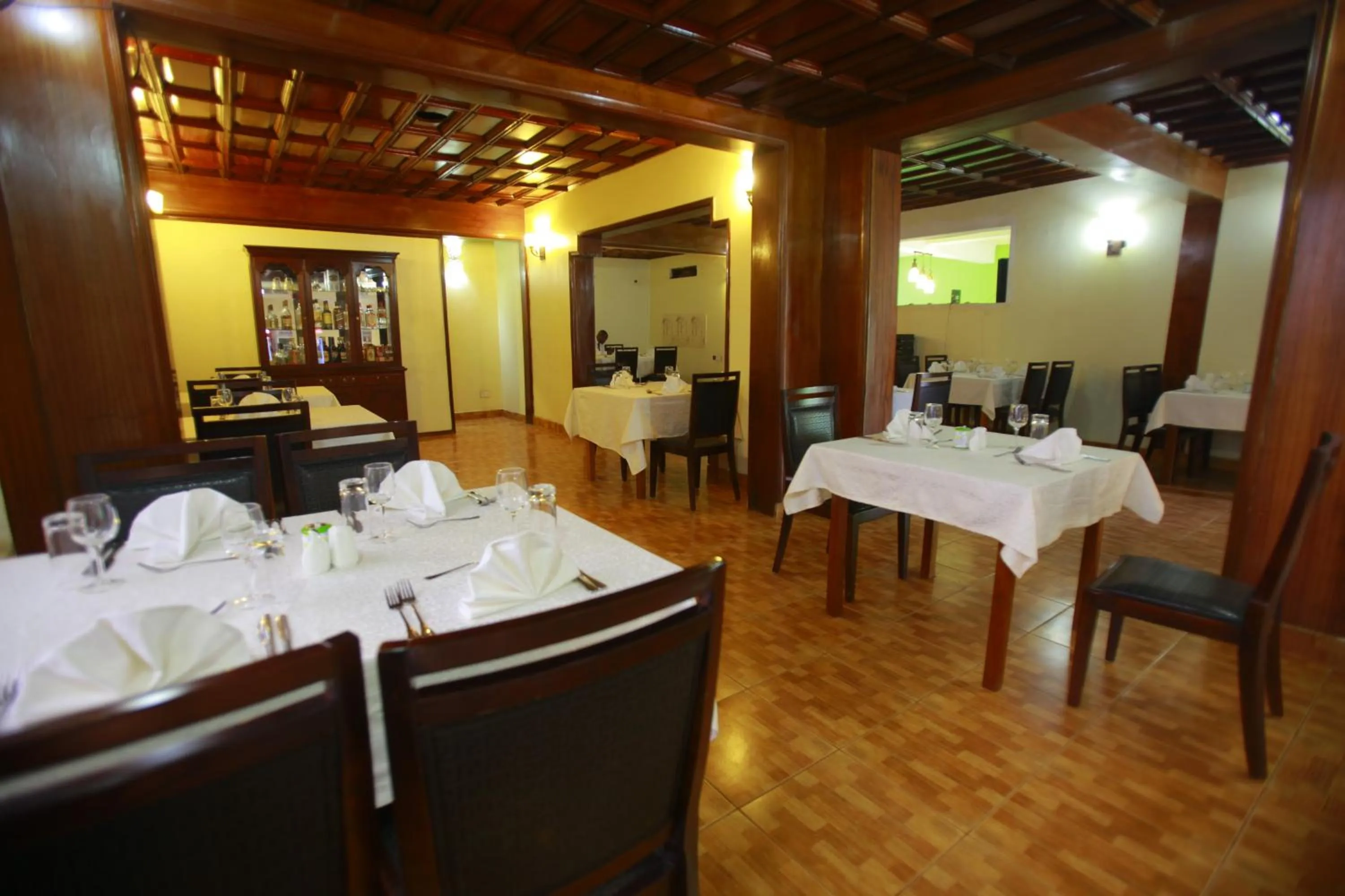Restaurant/places to eat in Shangri-la Hotel Muyenga