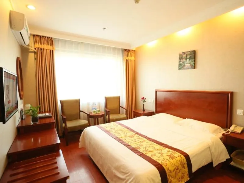 Bed in GreenTree Inn Beijing Changping Shahe Metro Station Express Hotel