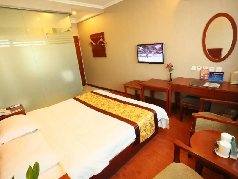 Bed in GreenTree Inn Beijing Changping Shahe Metro Station Express Hotel