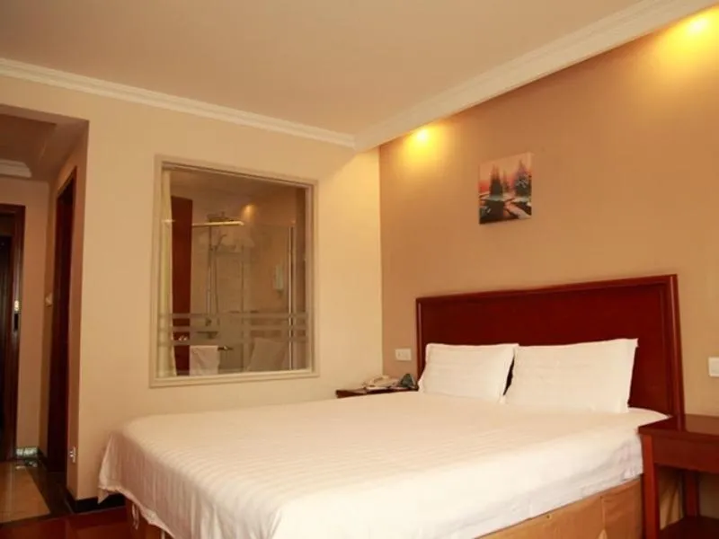 Bed in GreenTree Inn Beijing Xisanqi Bridge Business Hotel
