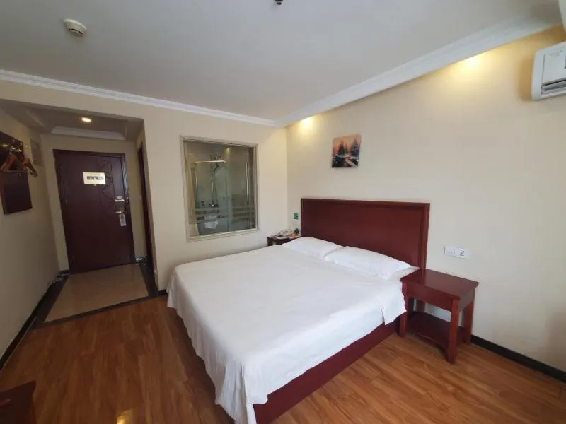 Bed in GreenTree Inn Beijing Xisanqi Bridge Business Hotel