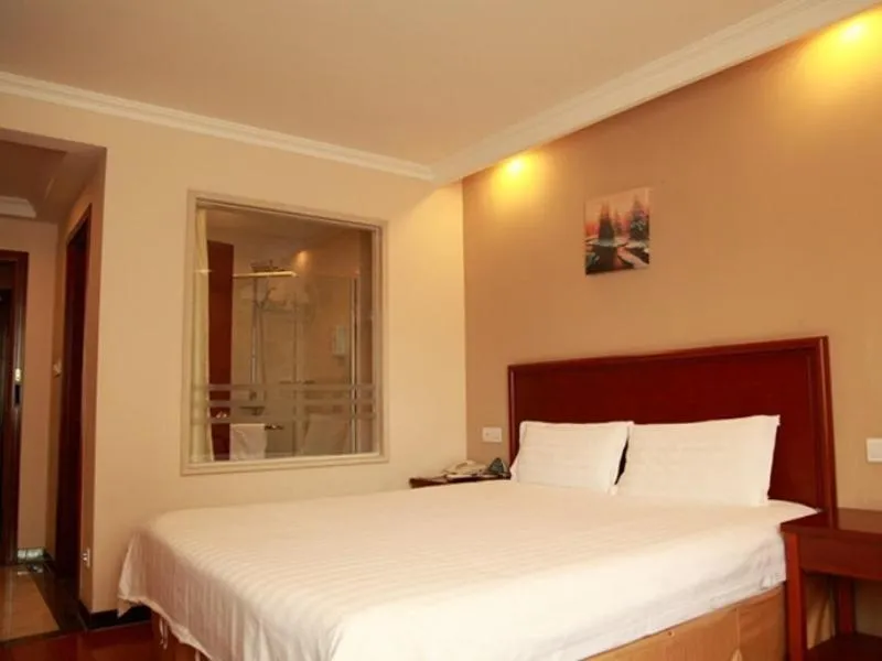 Bed in GreenTree Inn Beijing Xisanqi Bridge Business Hotel