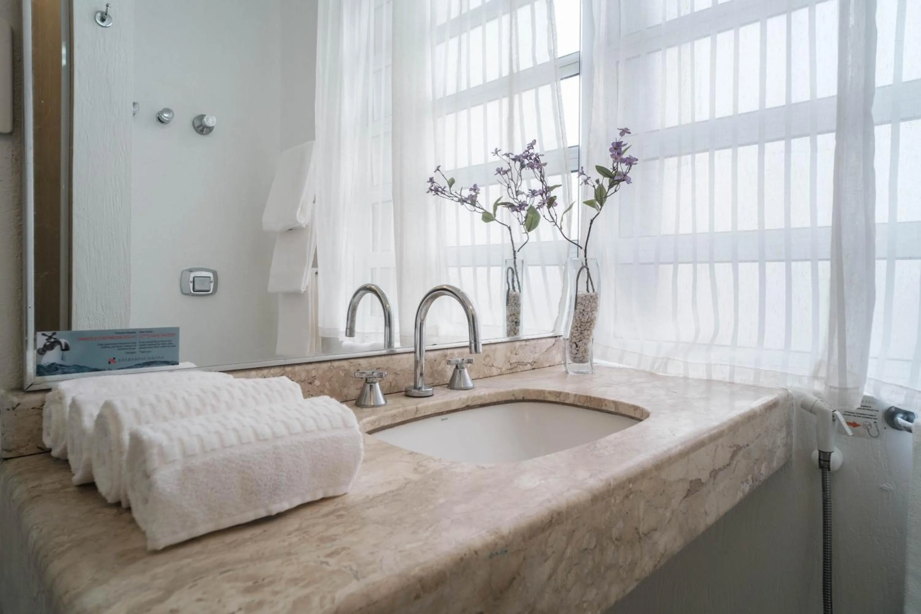 Bathroom in Hotel Normandie - by Easy Hotéis