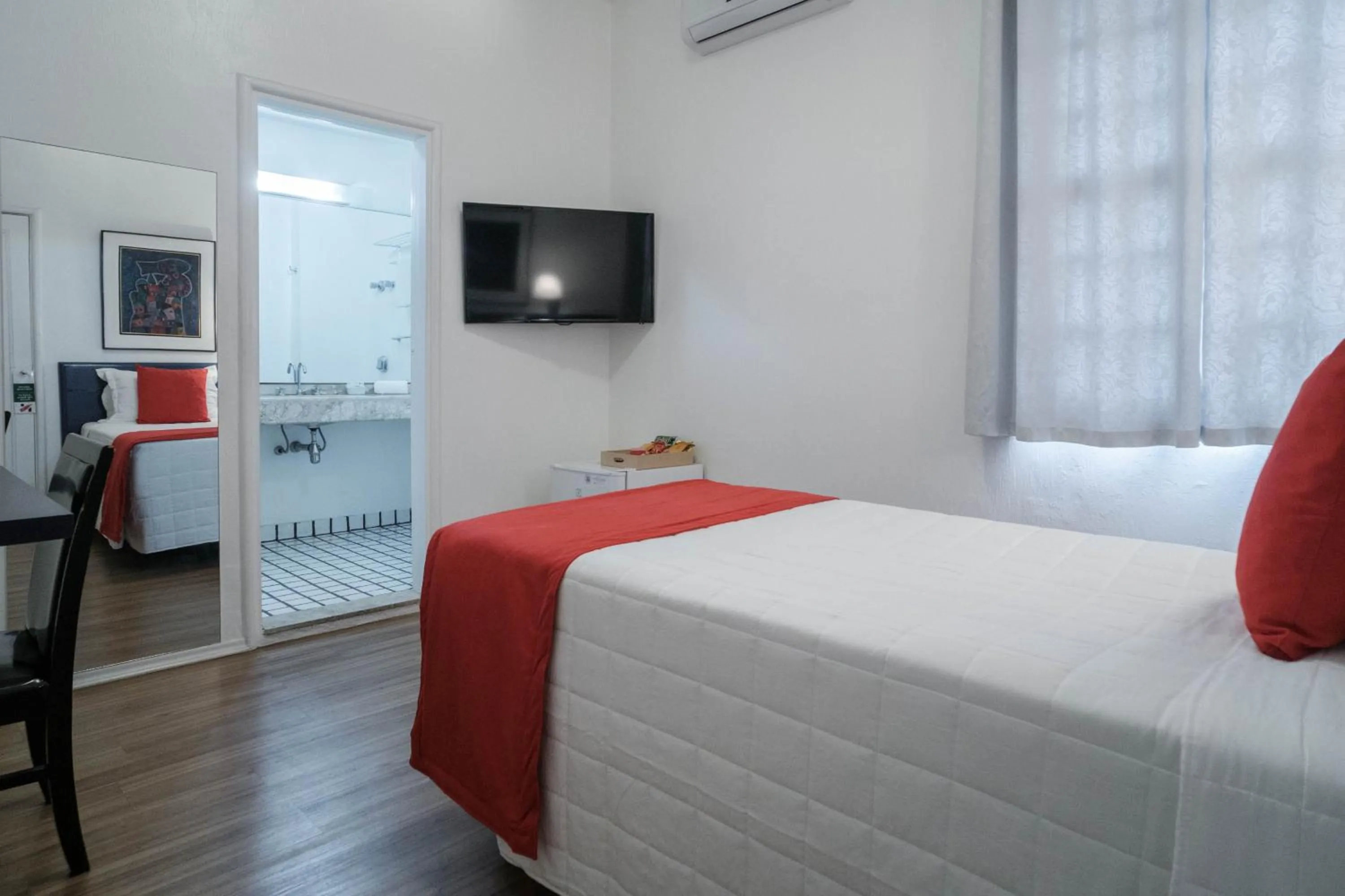 Bedroom, Bed in Hotel Normandie - by Easy Hotéis