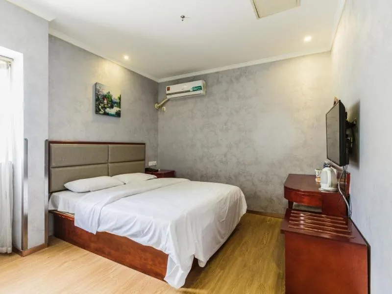 Bed in GreenTree Inn Shanghai Huinan Jinghai Road Express Hotel