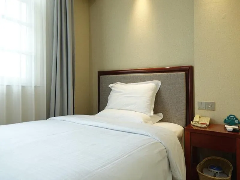 Bed in GreenTree Inn Nanjing Yuhuatai Scenic Spot China Gate Subway Station Express Hotel