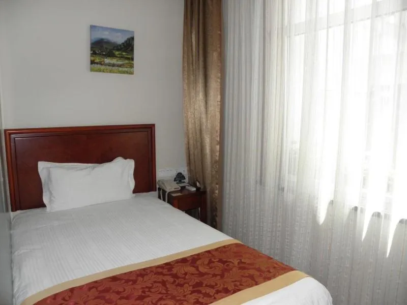 Bed in GreenTree Inn Datong West Xiangyang Street Express Hotel